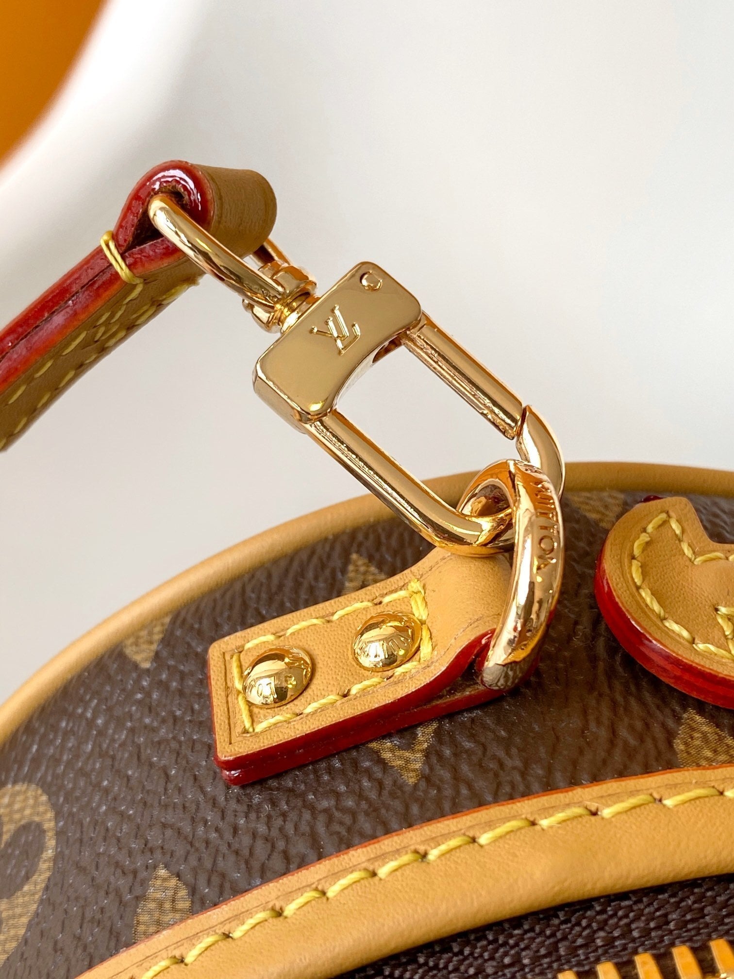 1:1 Replica LV Round pie crossbody bag