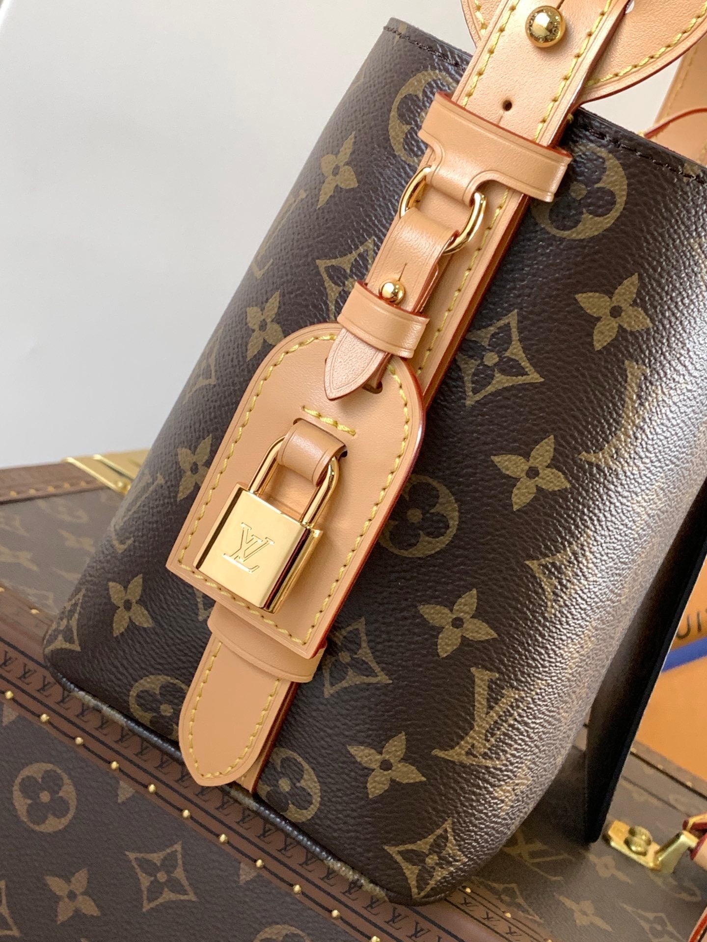 1:1 Replica LV bucket bag