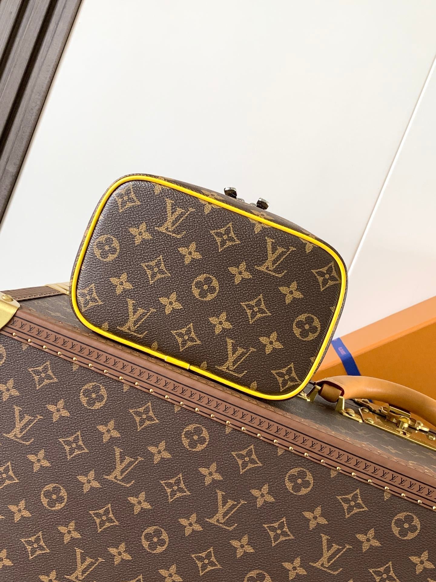 1:1 Replica LV handbag