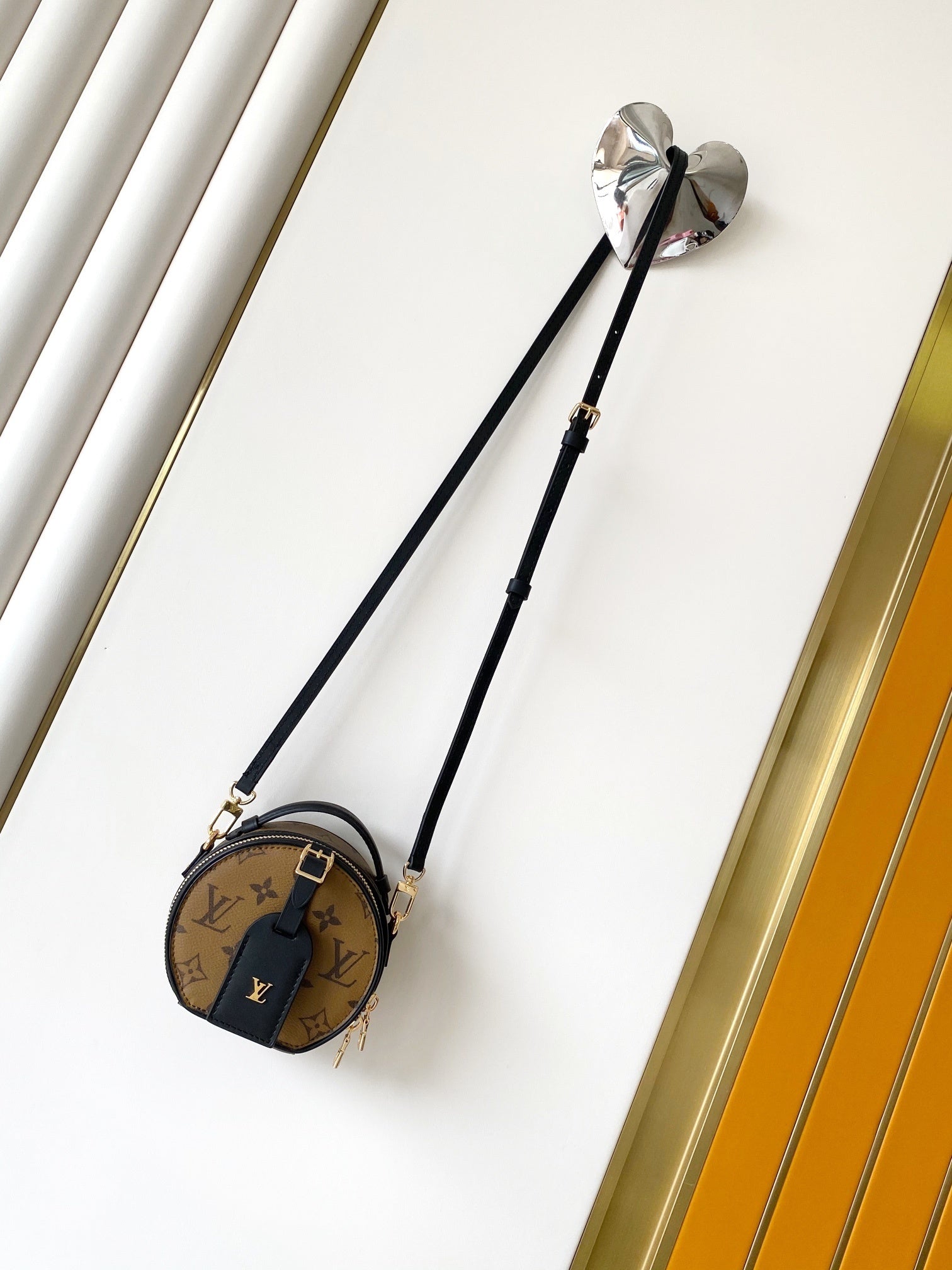 1:1 Replica LV Round pie crossbody bag