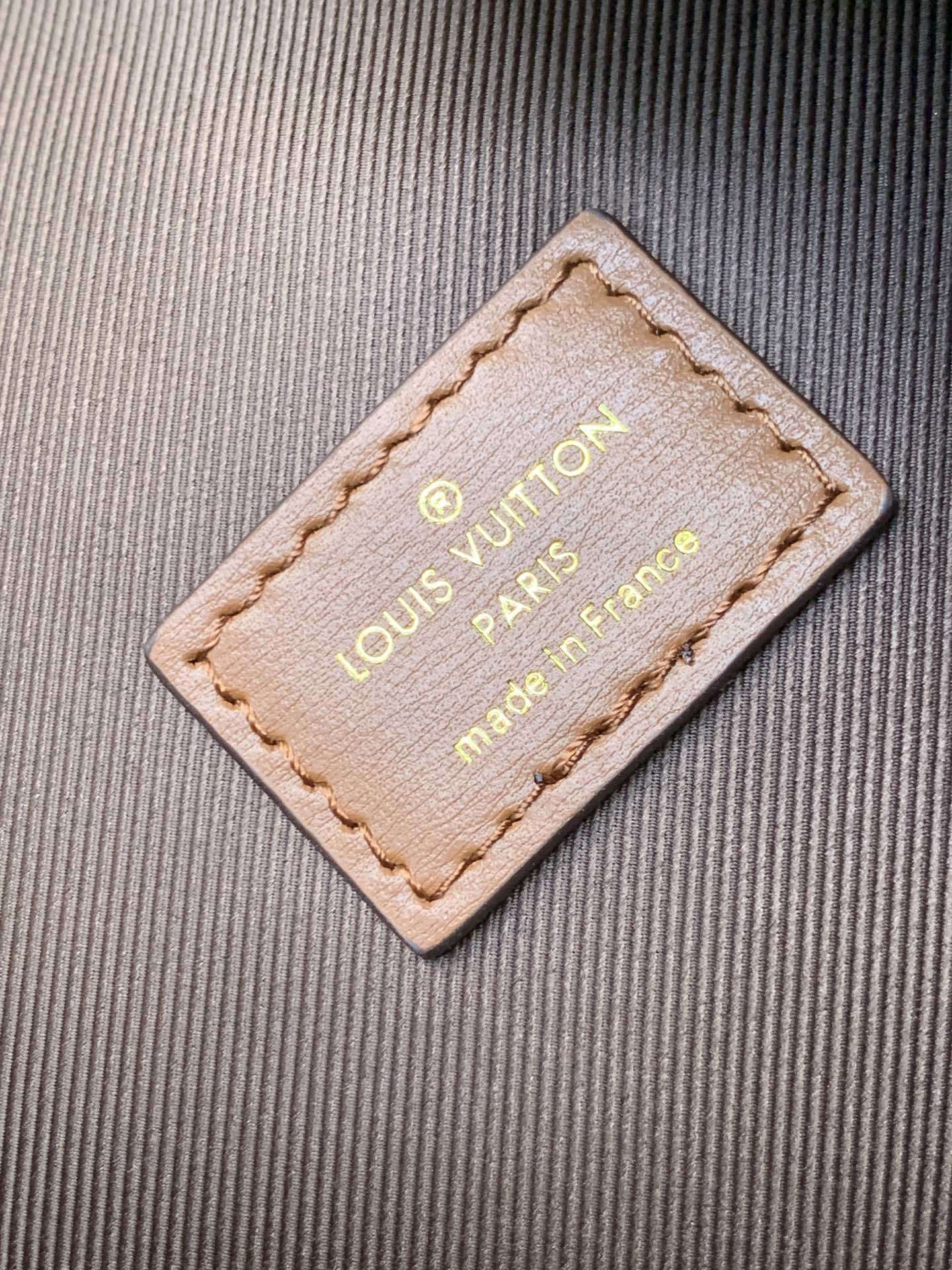 1:1 Replica LV underarm bag