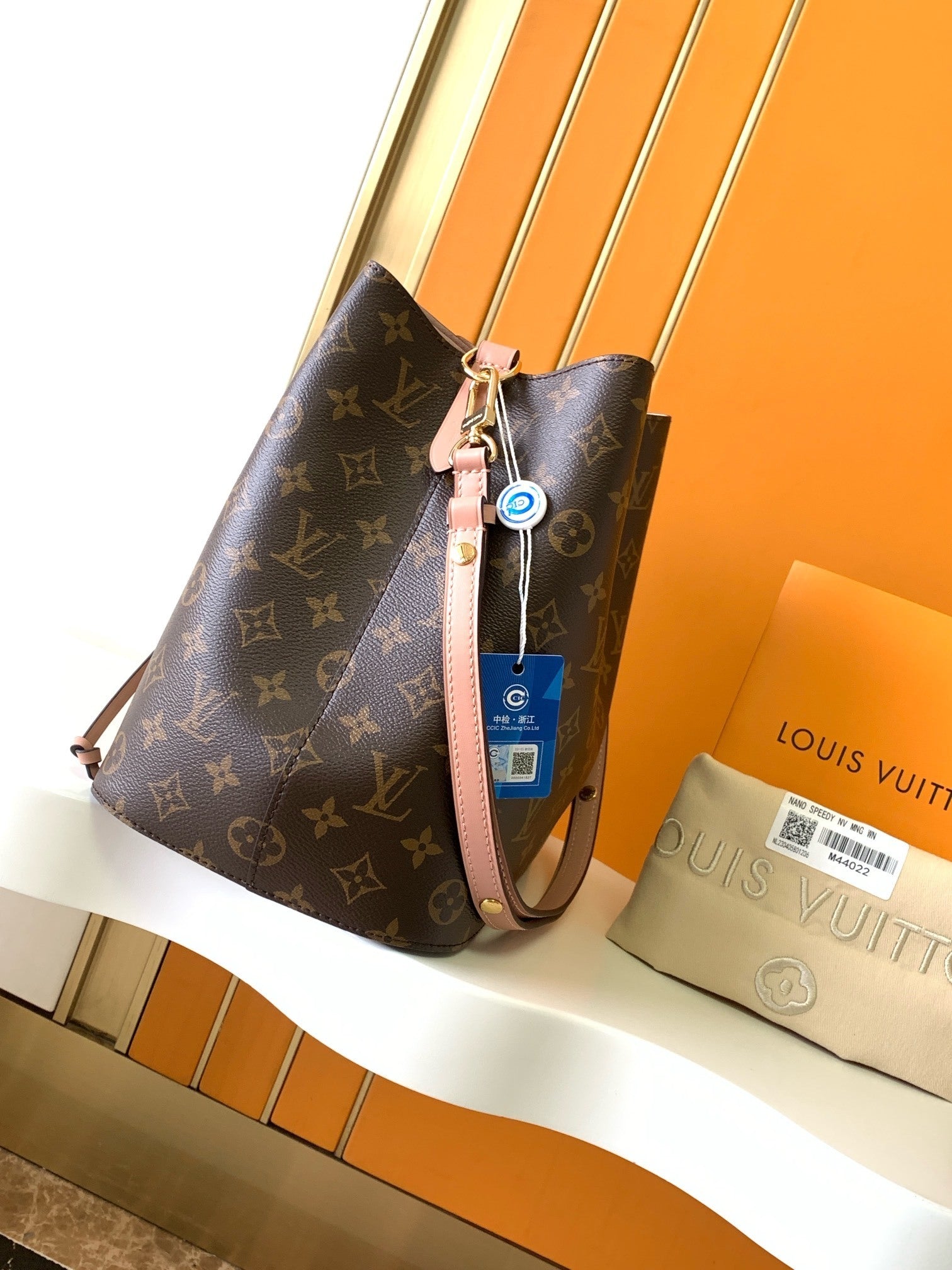 1:1 Replica LV bucket bag