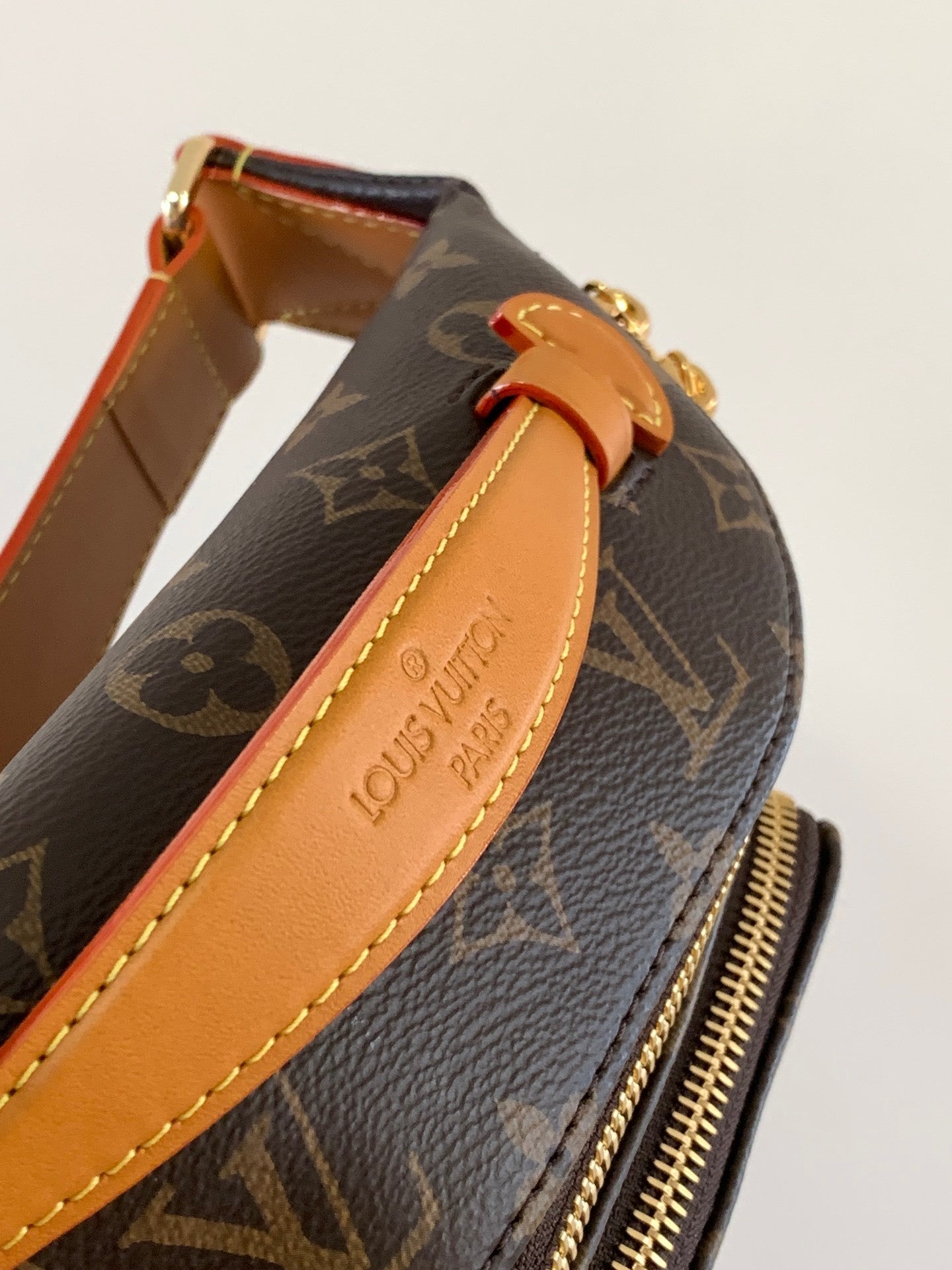 1:1 Replica LV chest bag