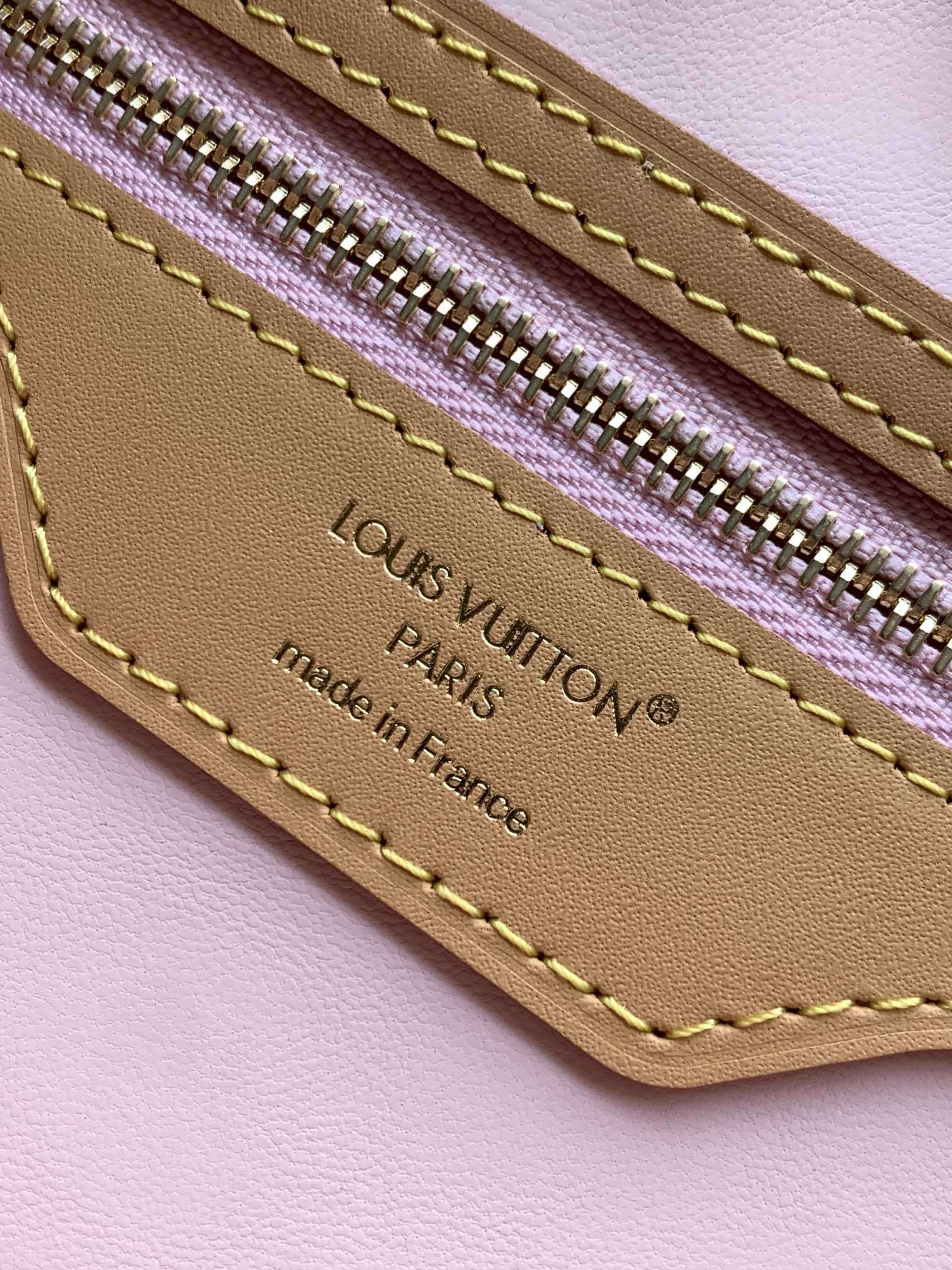 1:1 Replica LV pillow bag