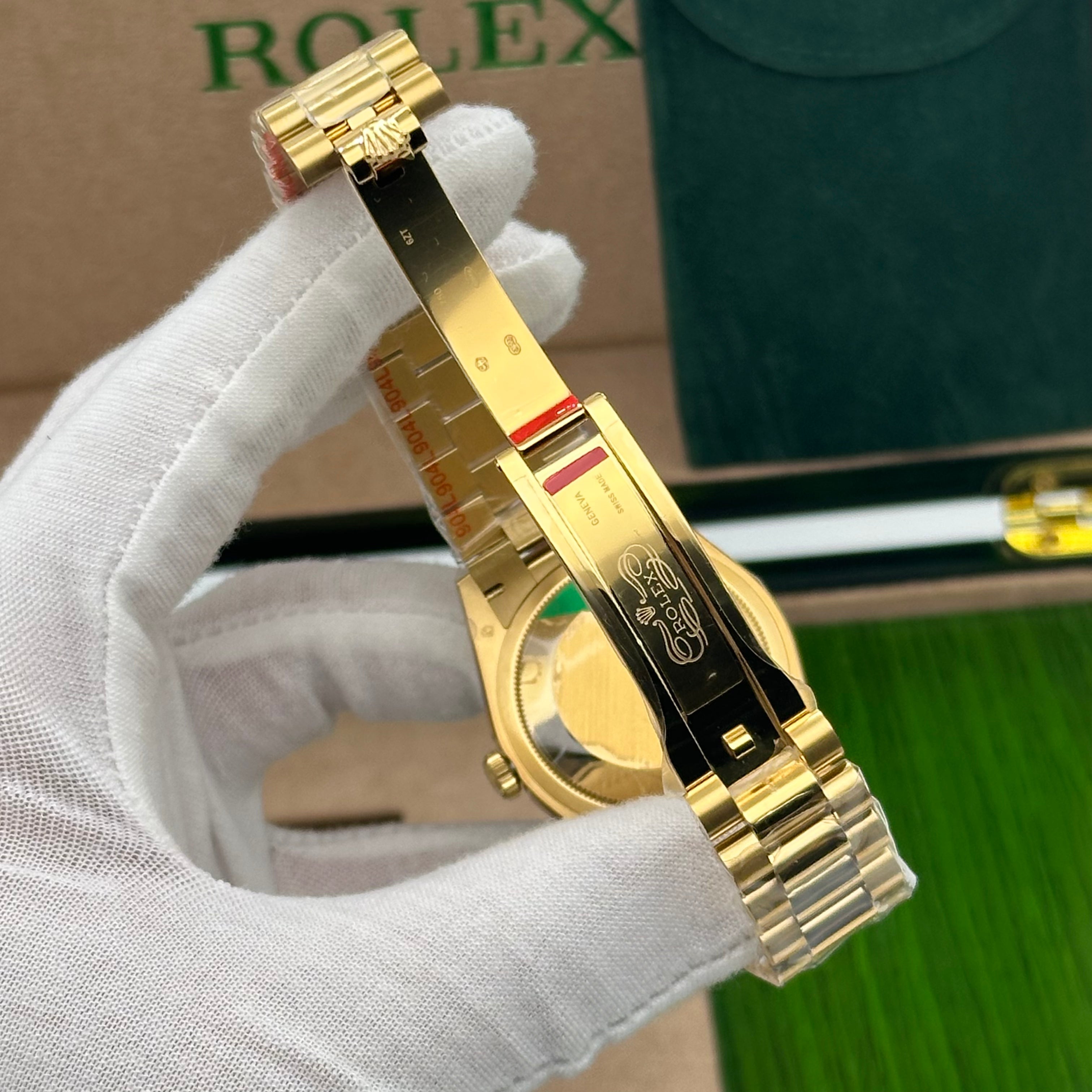 Rolex Day-Date 36mm Yellow Gold Green Malachite Dial Diamond Bezel