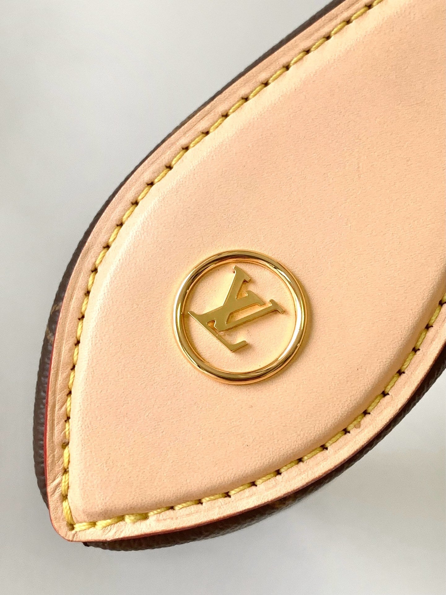 1:1 Replica LV shoulder bag