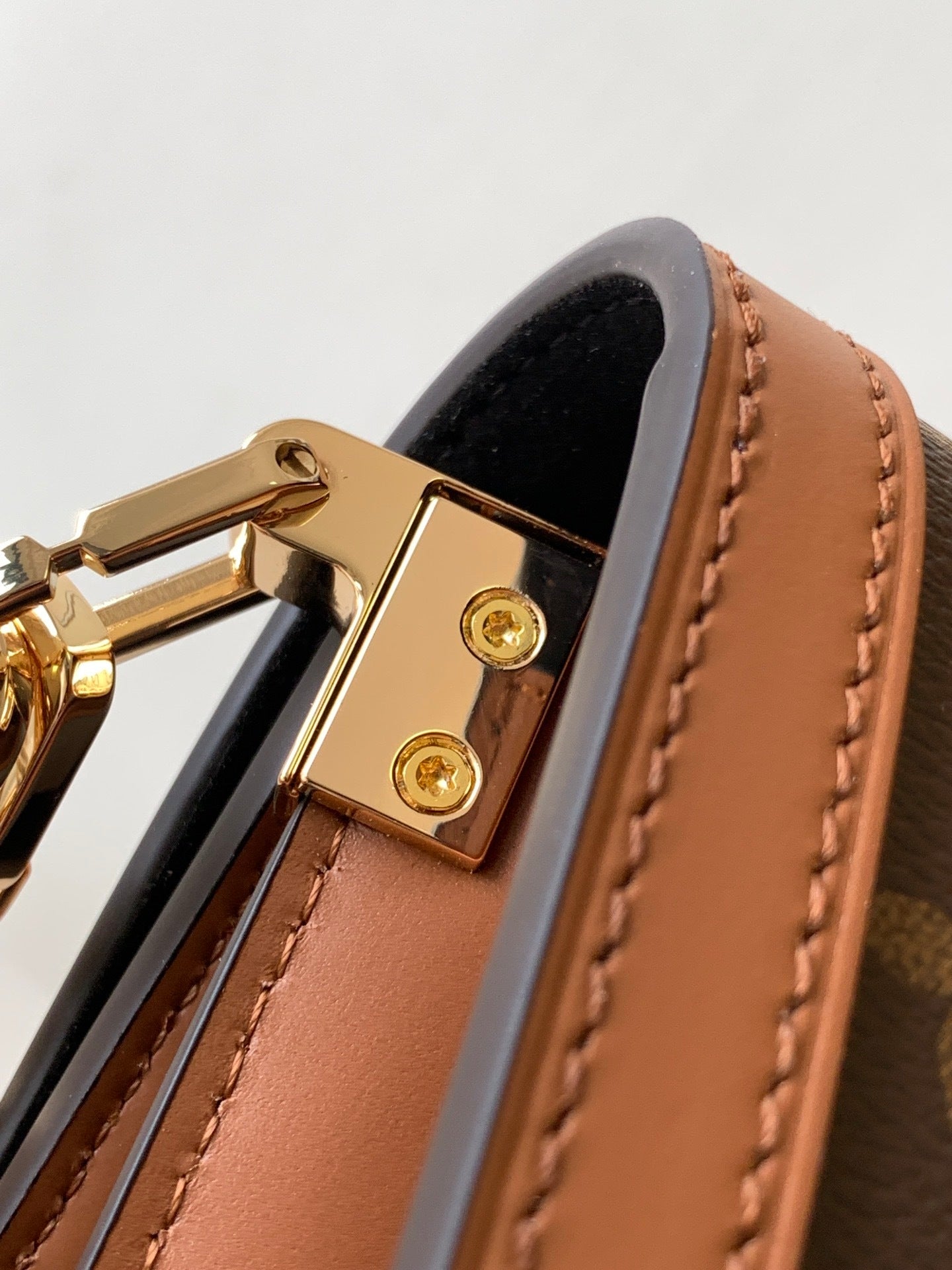 1:1 Replica LV crossbody bag