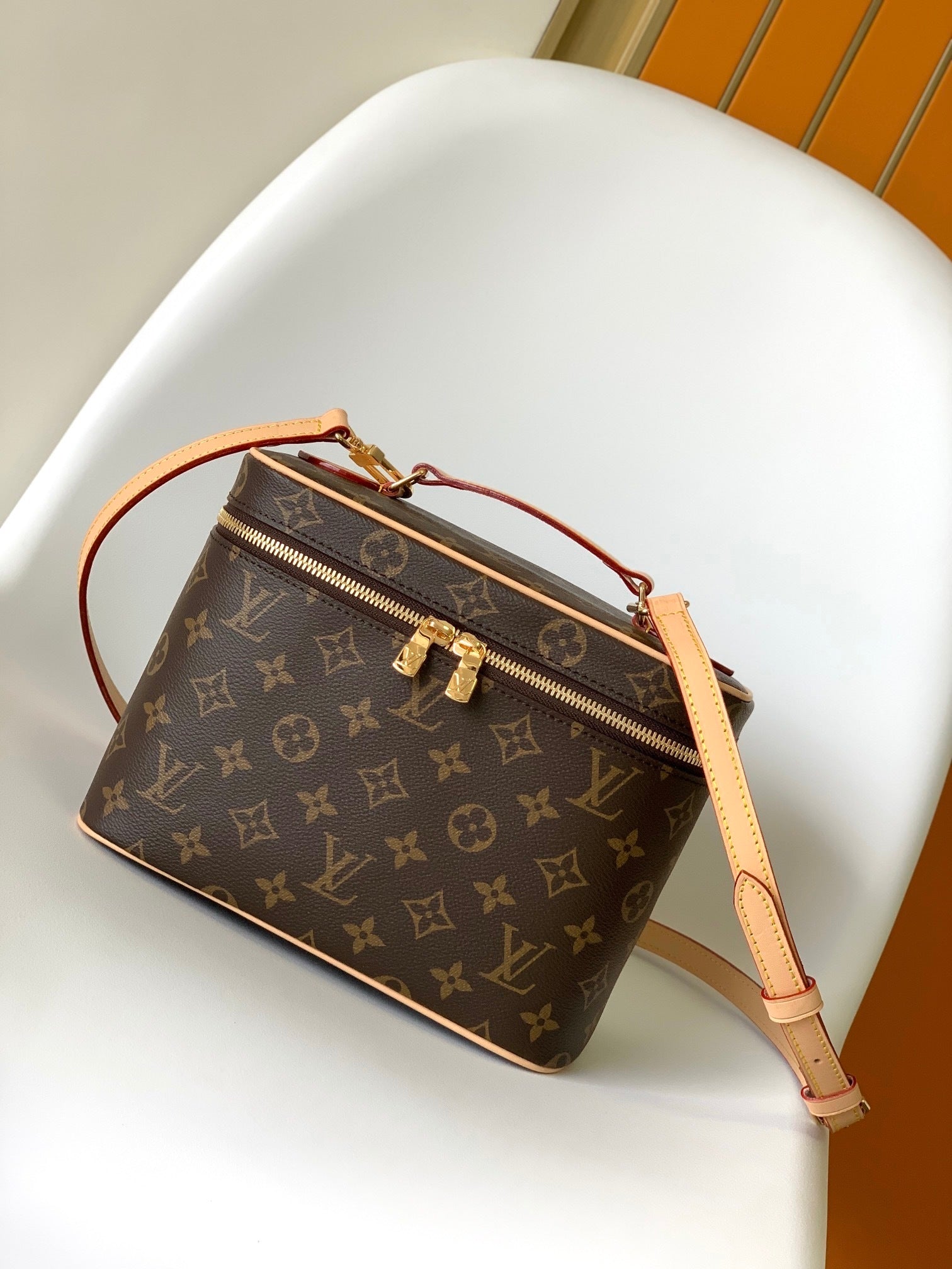 1:1 Replica LV handbag