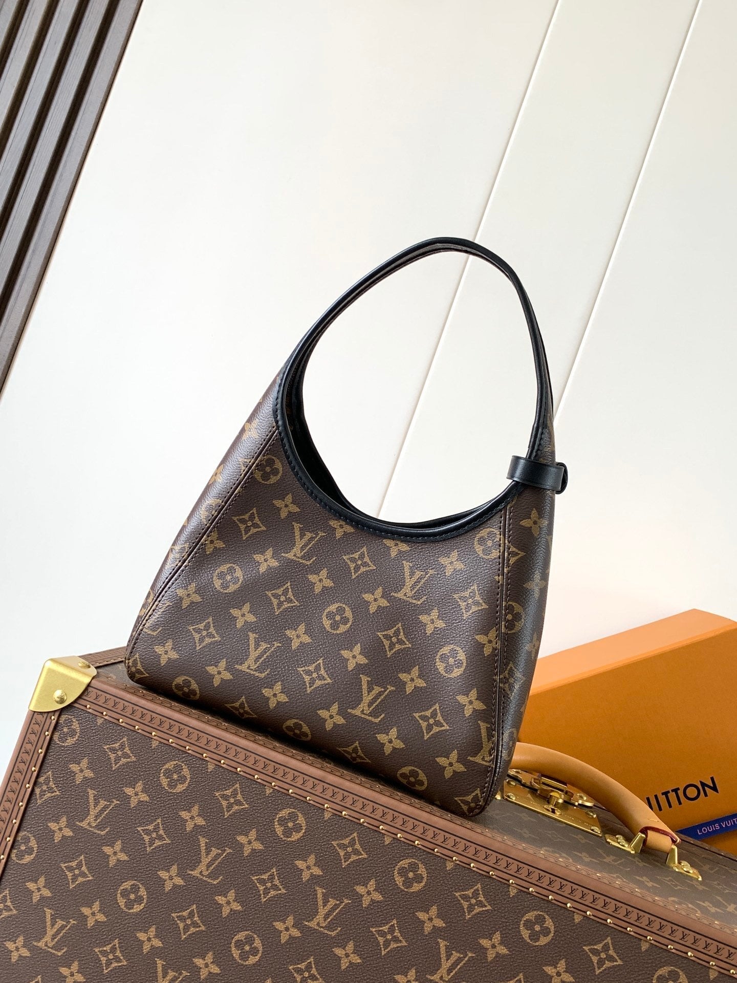 1:1 Replica LV armpit bag