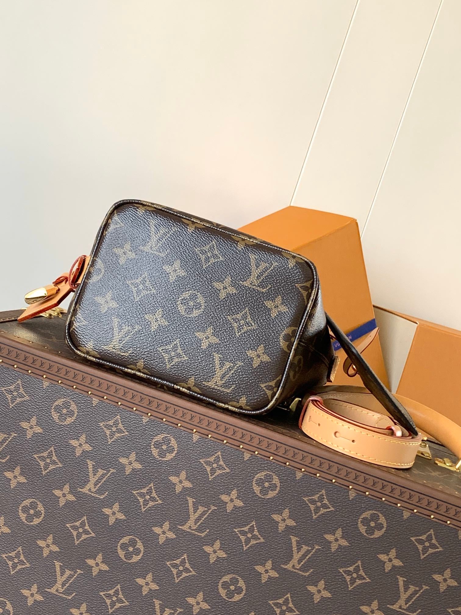 1:1 Replica LV bucket bag