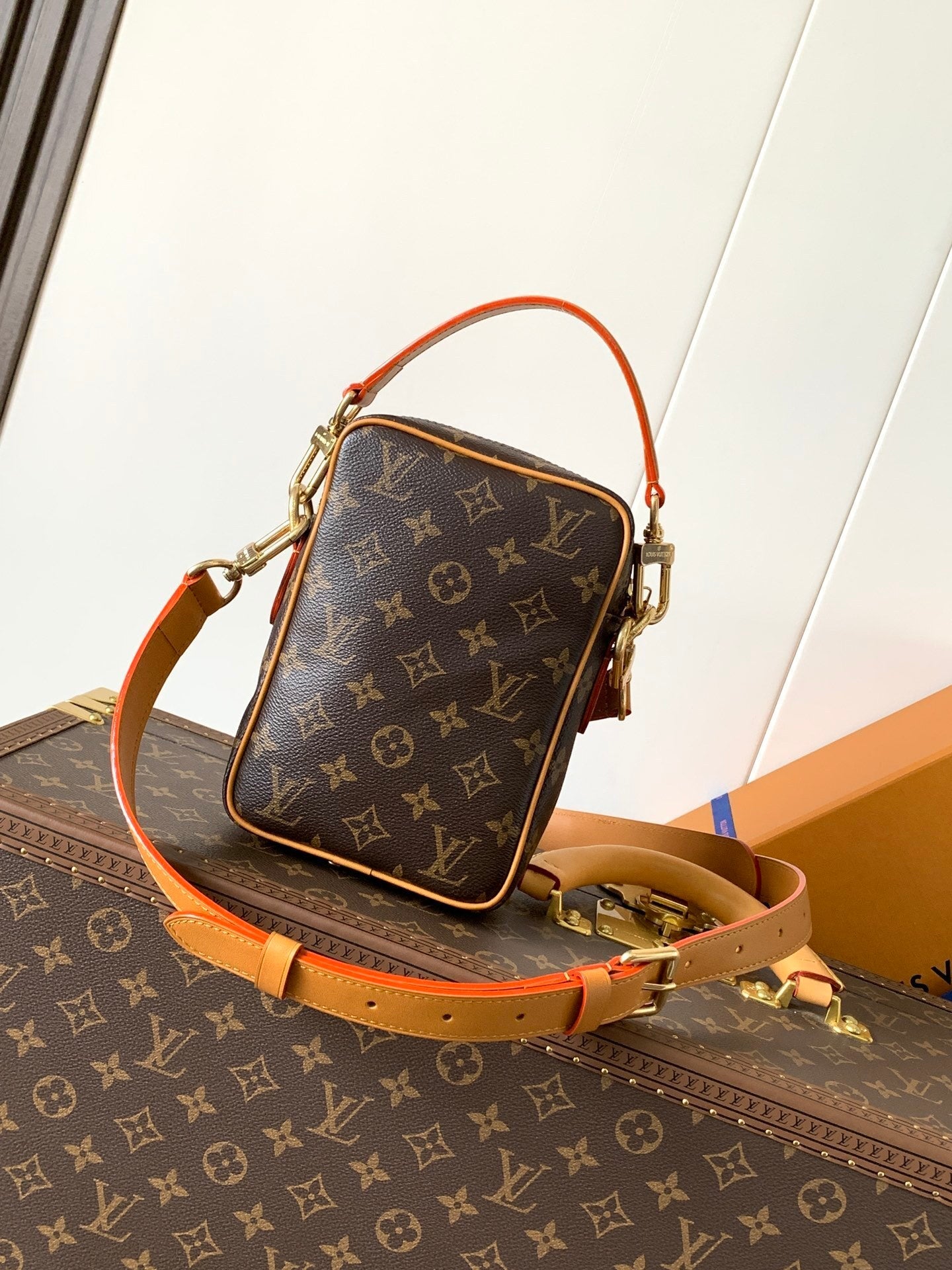 1:1 Replica LV crossbody bag