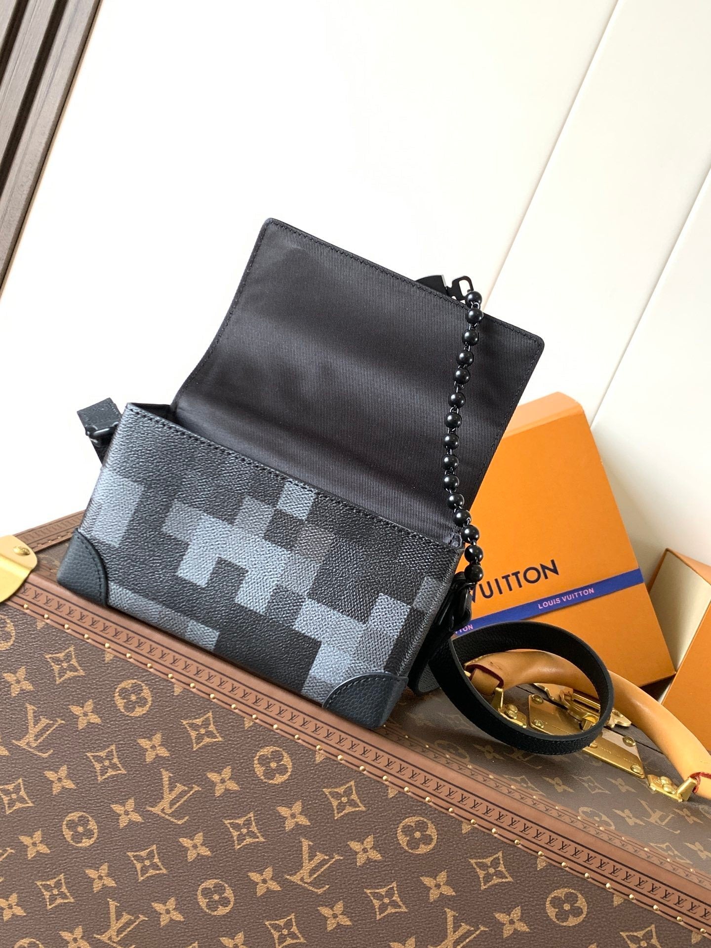 1:1 Replica LV flip-top box bag