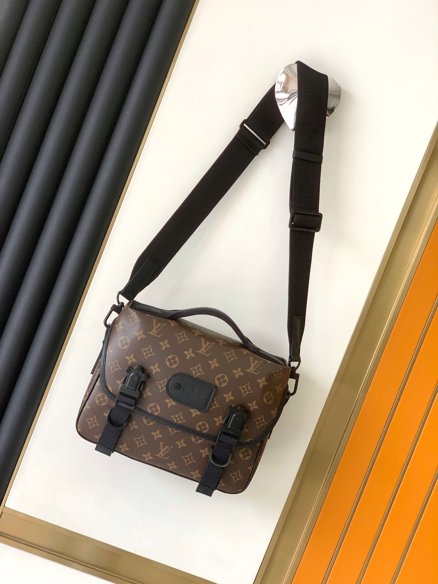 1:1 Replica LV crossbody bag