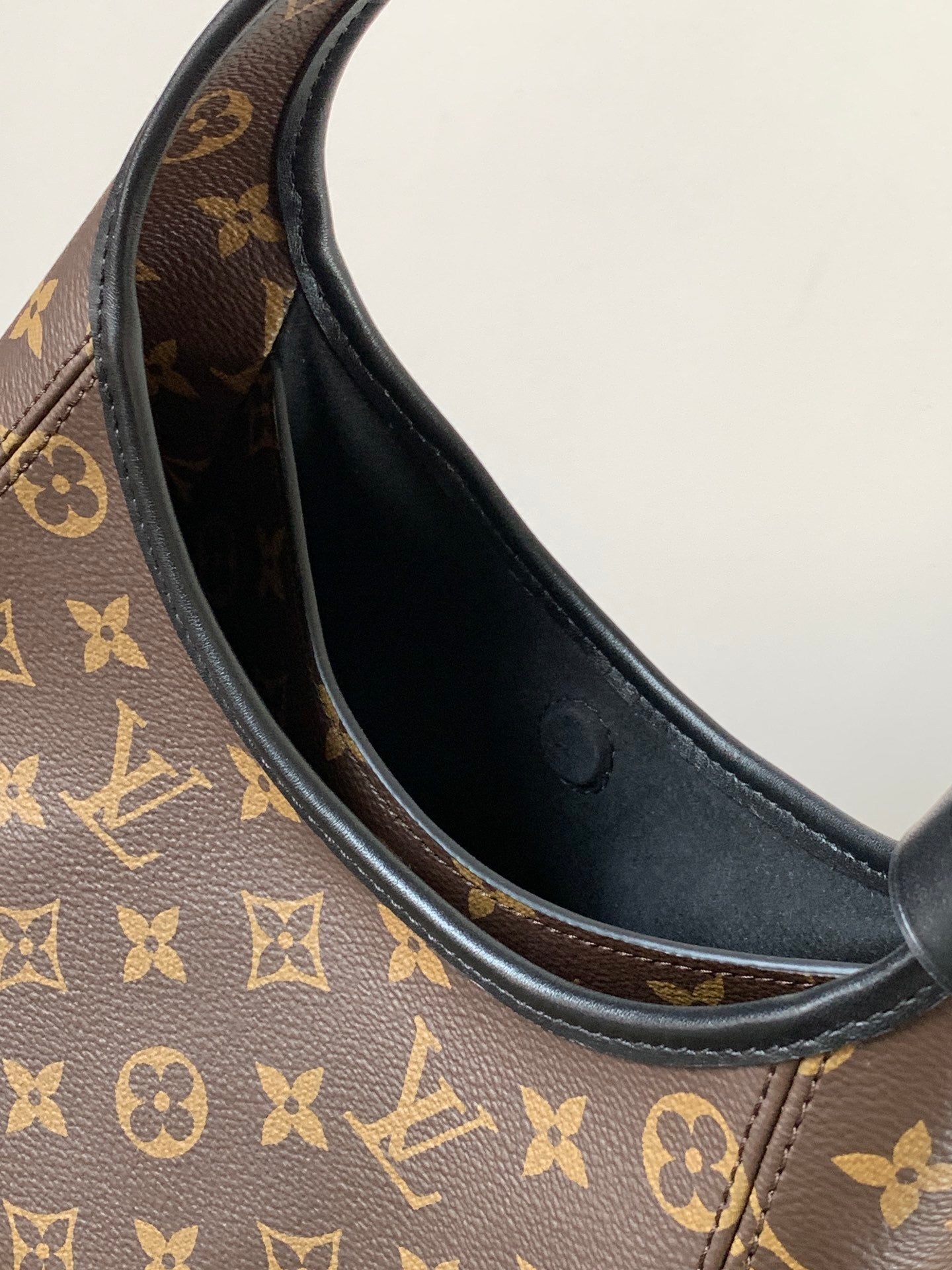 1:1 Replica LV armpit bag