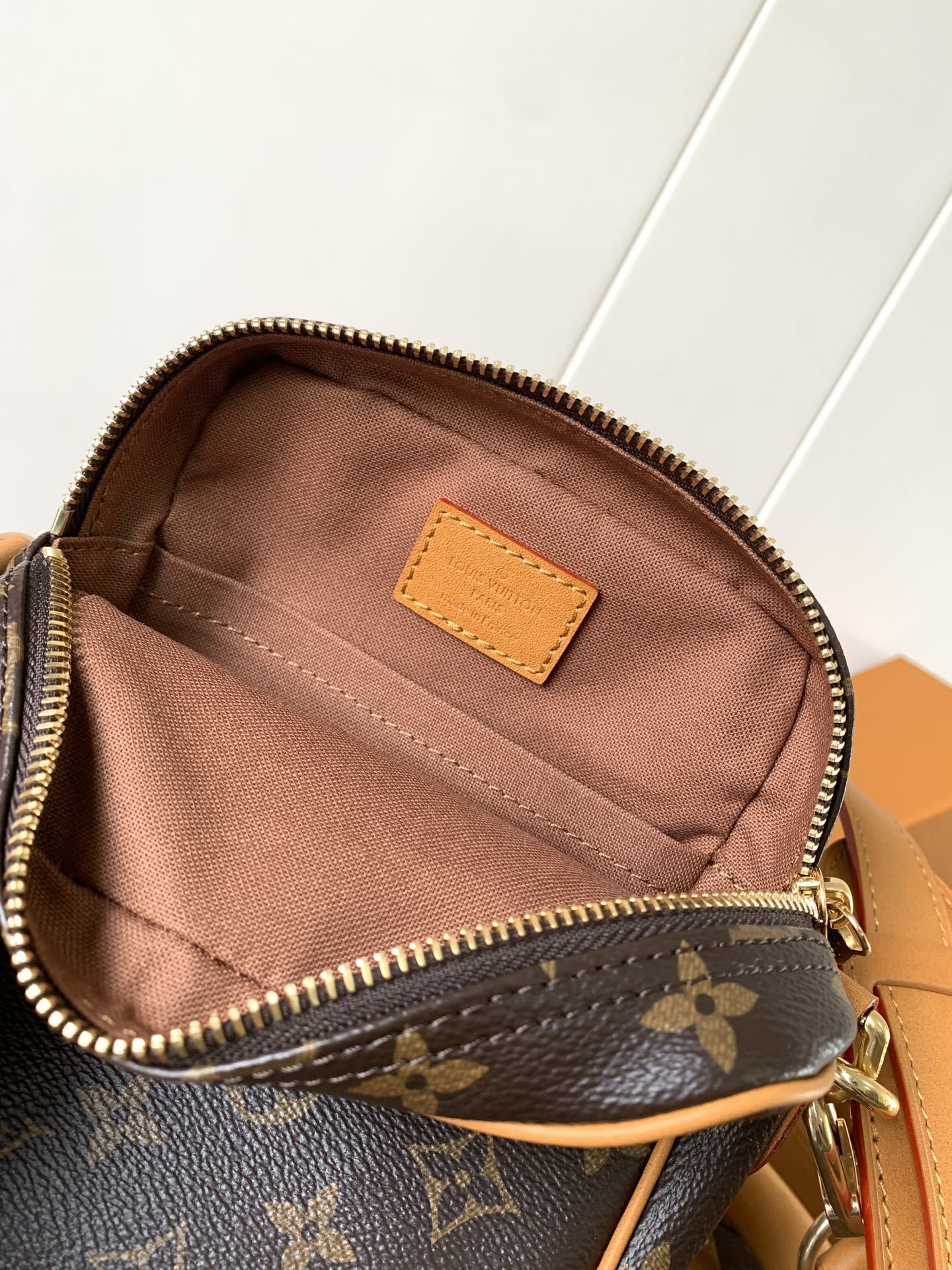 1:1 Replica LV crossbody bag