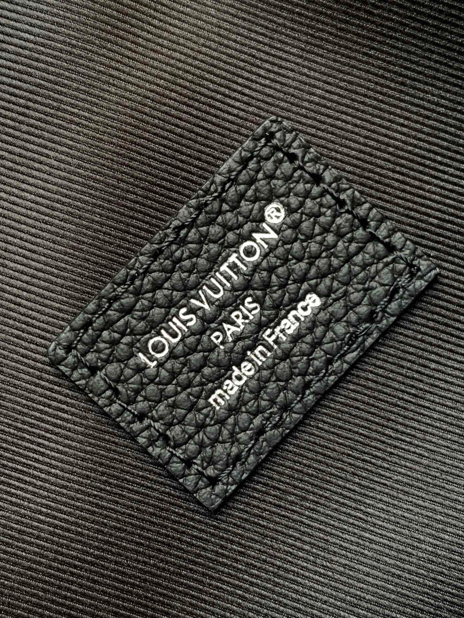 1:1 Replica LV flip-top box bag