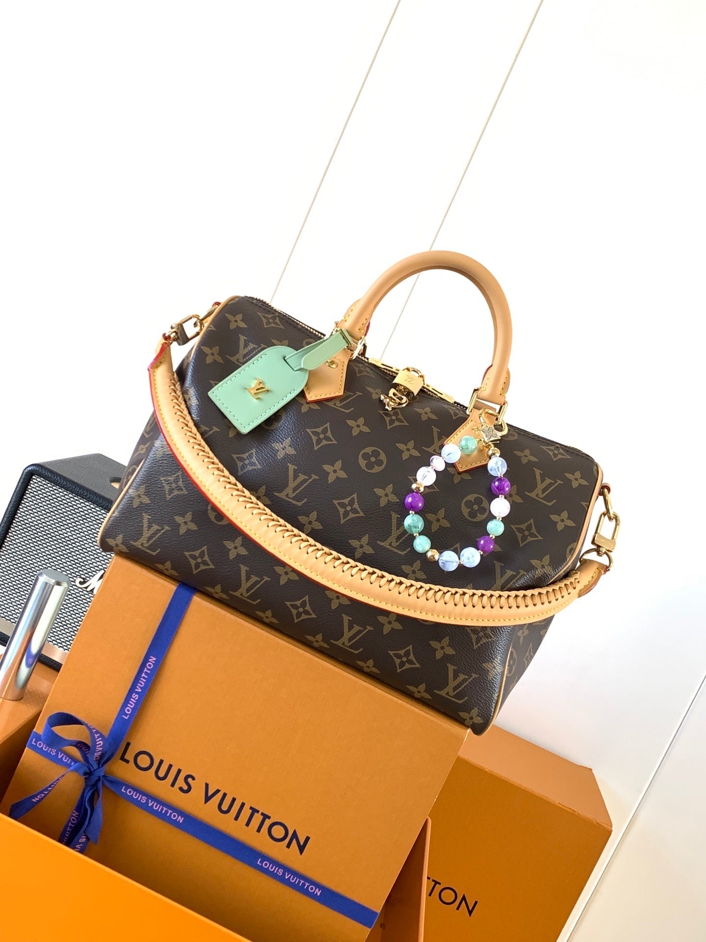 1:1 Replica LV pillow bag