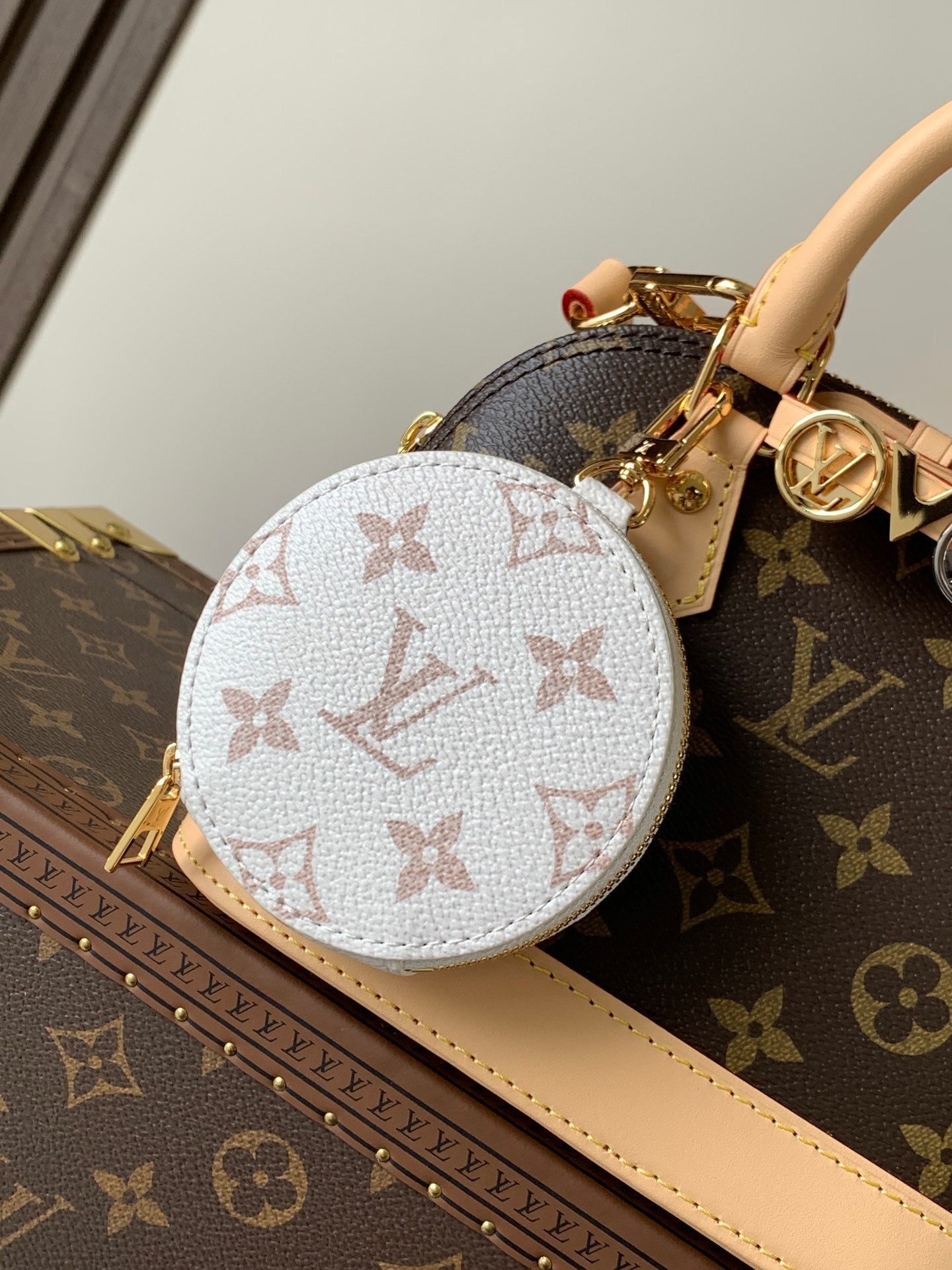 1:1 Replica LV Shell Bag