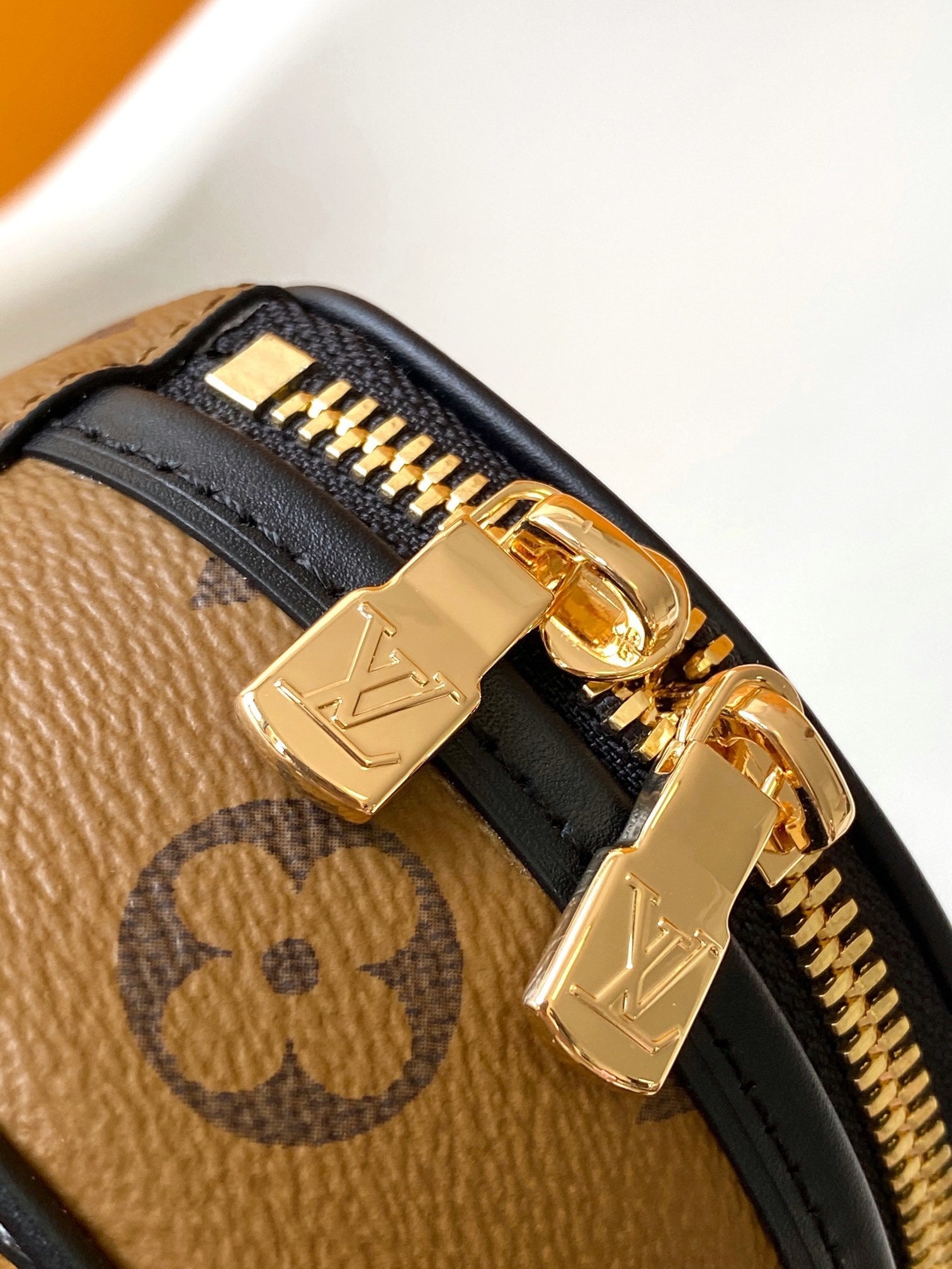 1:1 Replica LV Round pie crossbody bag