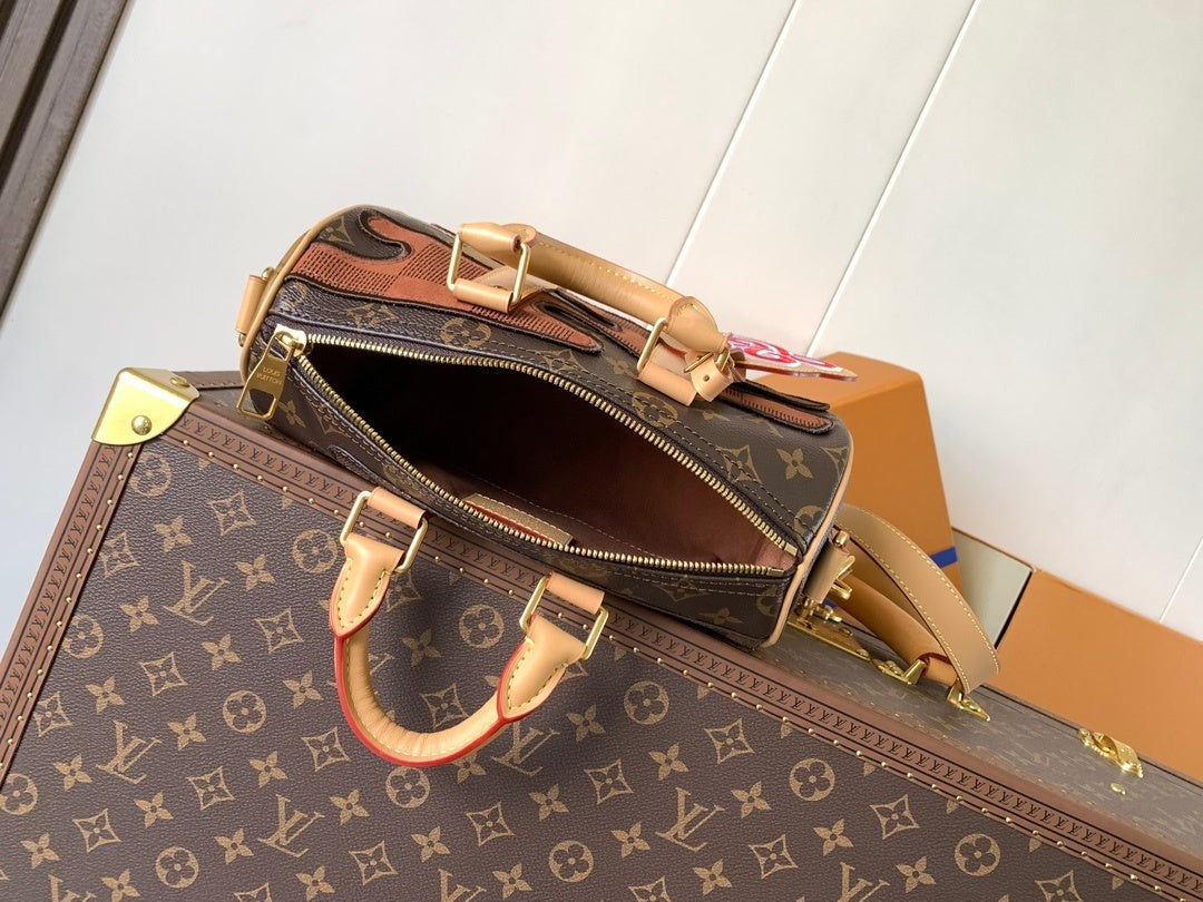 1:1 Replica LV pillow bag
