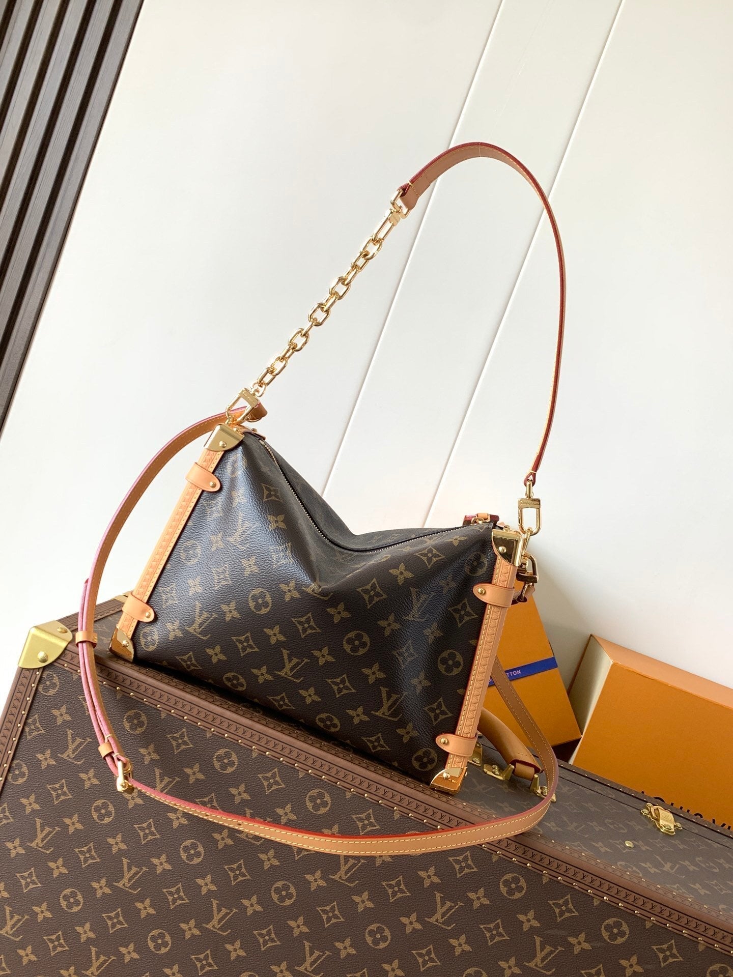 1:1 Replica LV box bag
