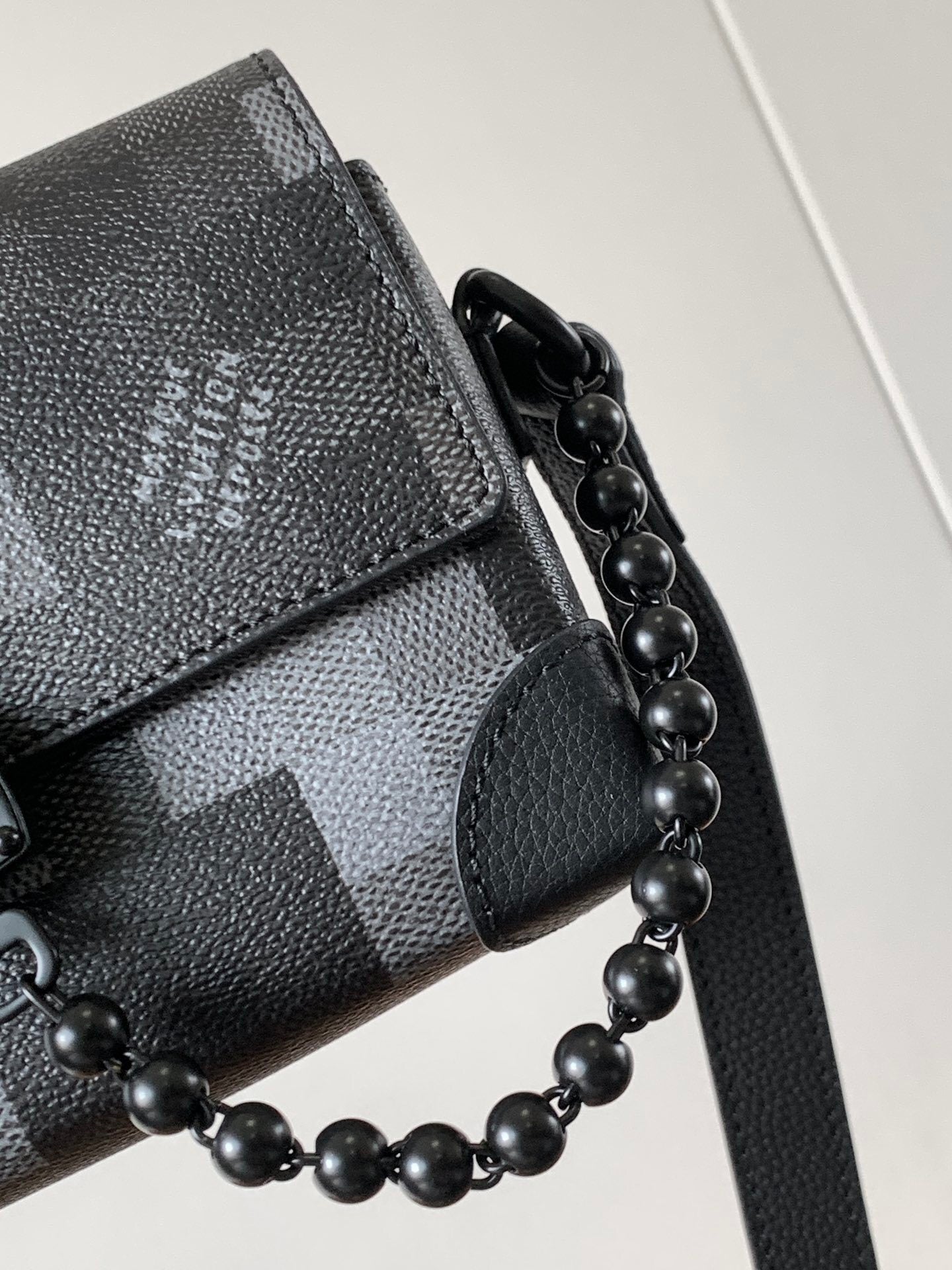 1:1 Replica LV flip-top box bag