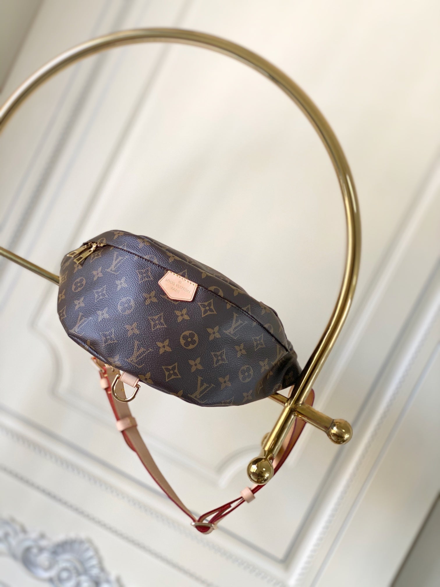 1:1 Replica LV chest bag