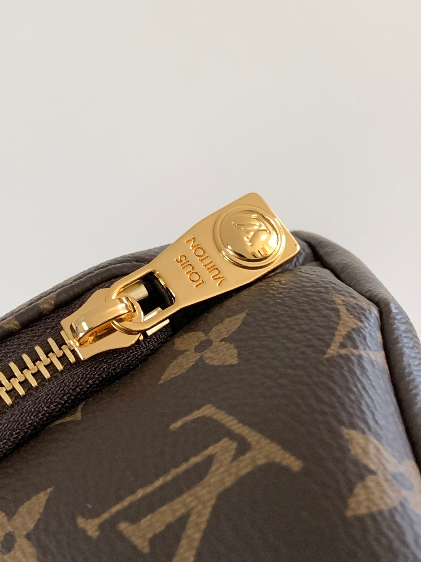 1:1 Replica LV chest bag