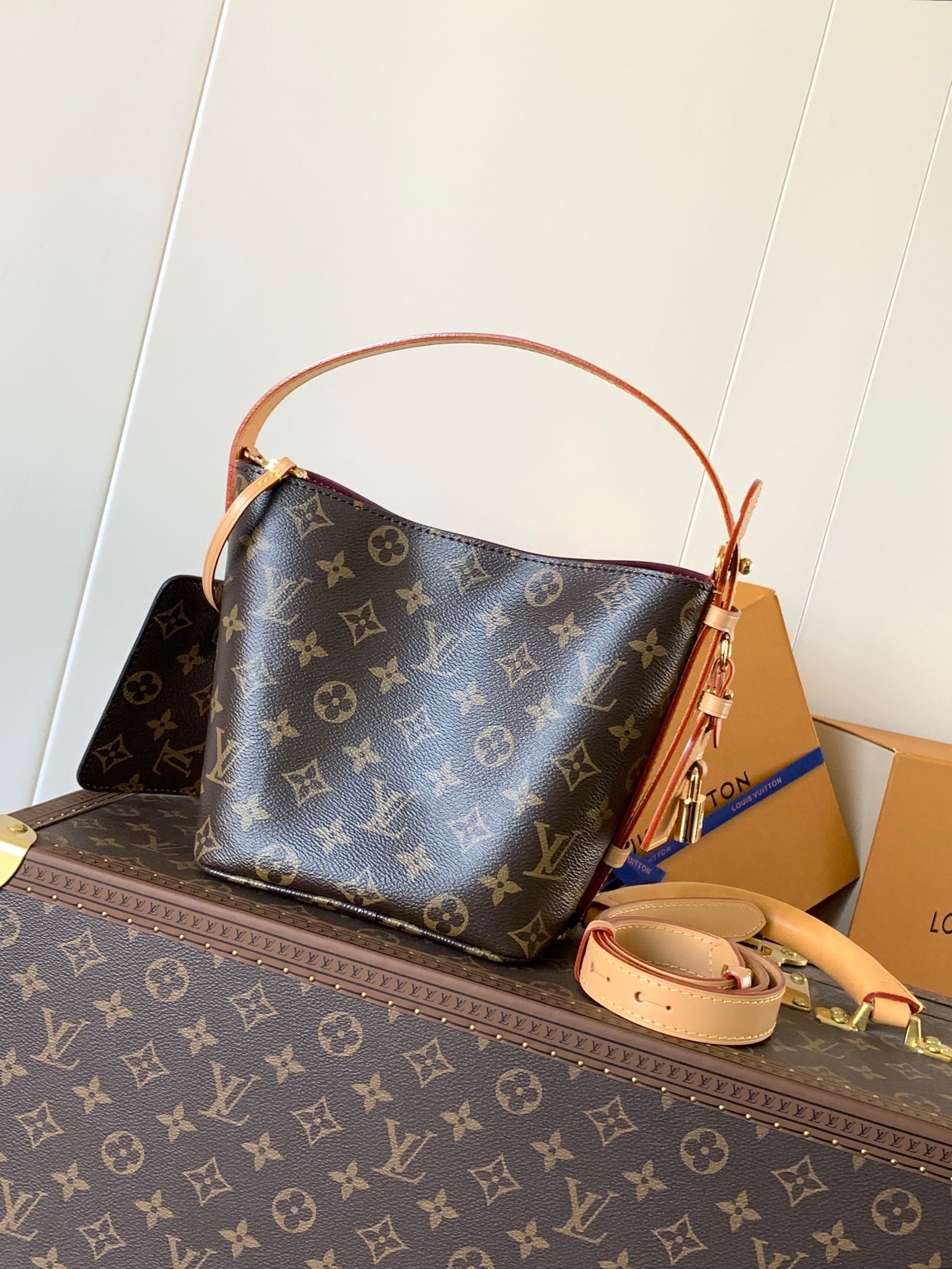1:1 Replica LV bucket bag