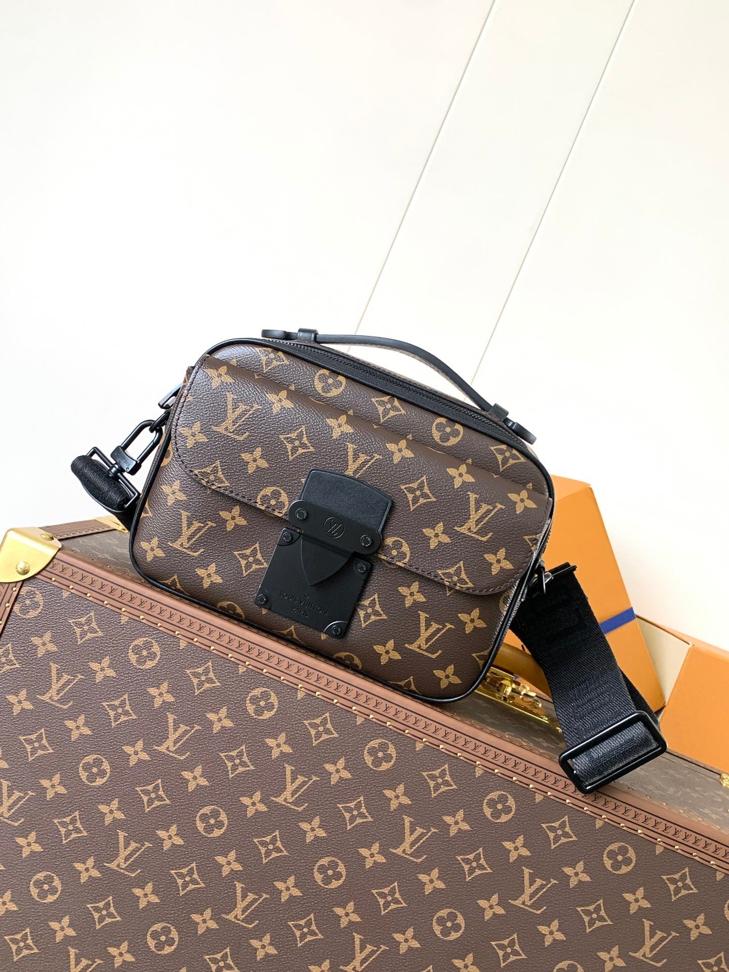 1:1 Replica LV crossbody bag