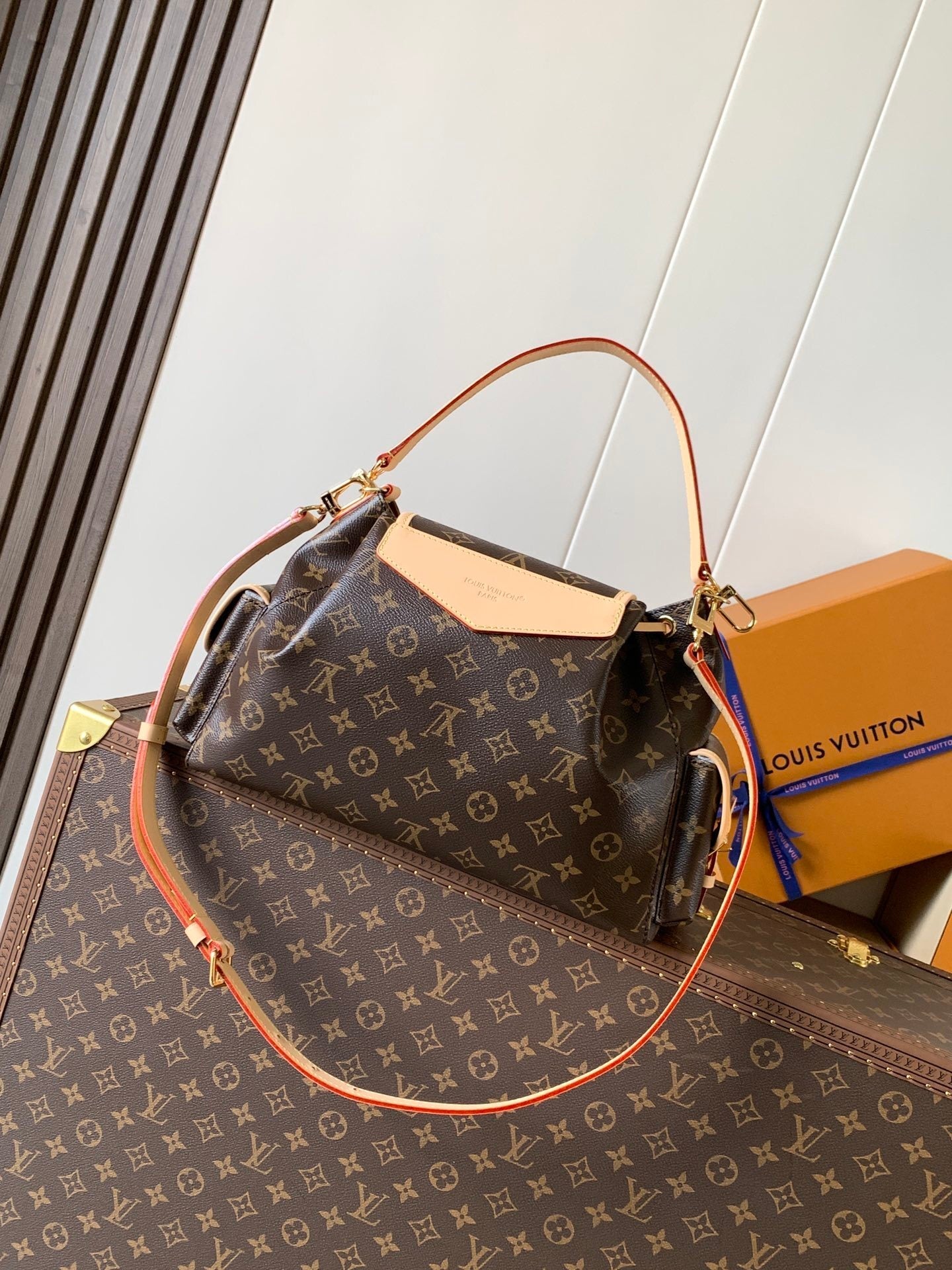 1:1 Replica LV flip-top handbag