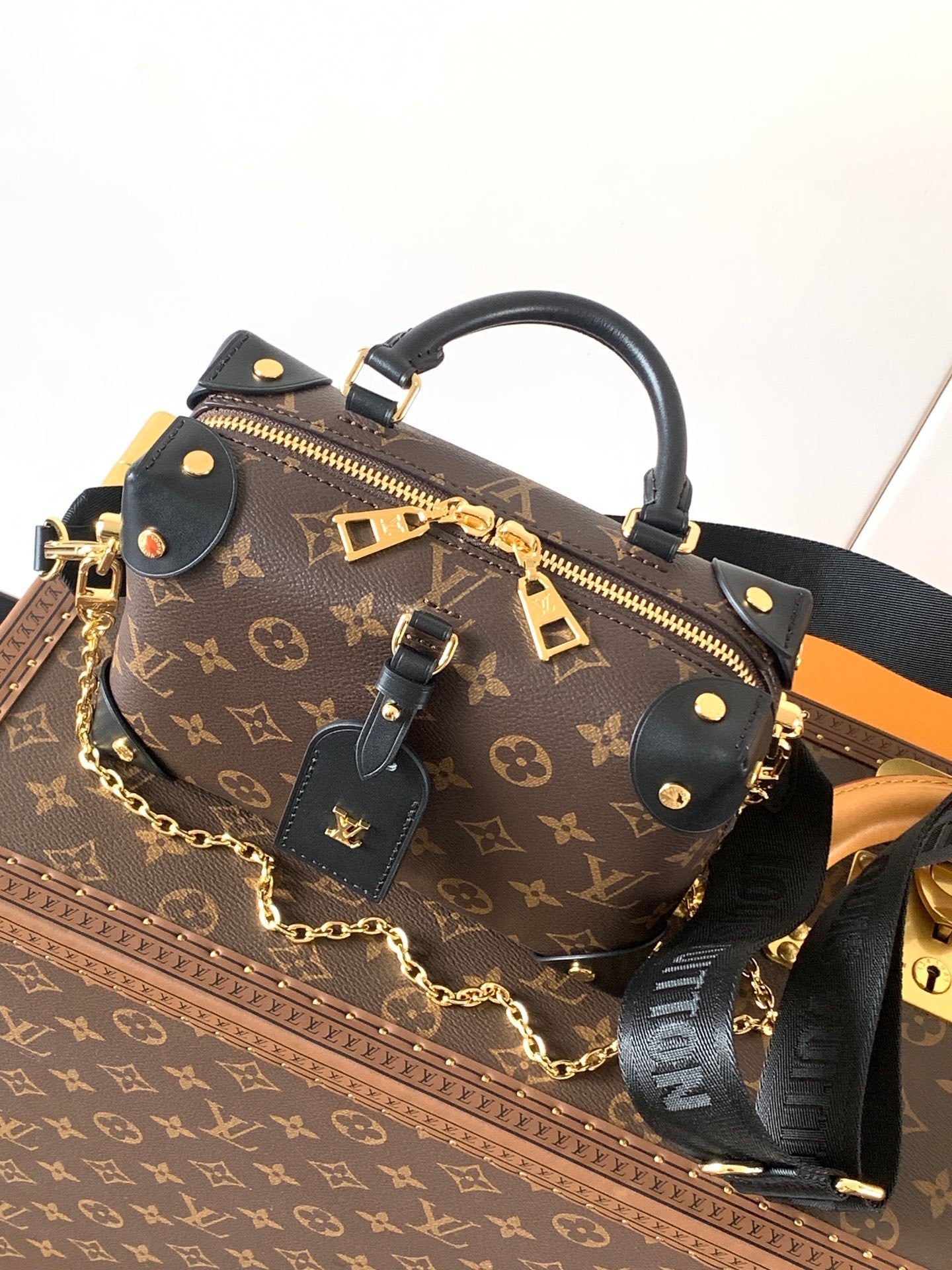 1:1 Replica LV chain crossbody bag