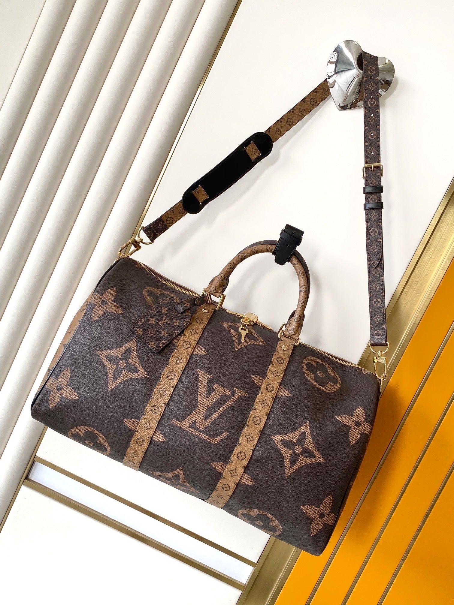 1:1 Replica LV handbag