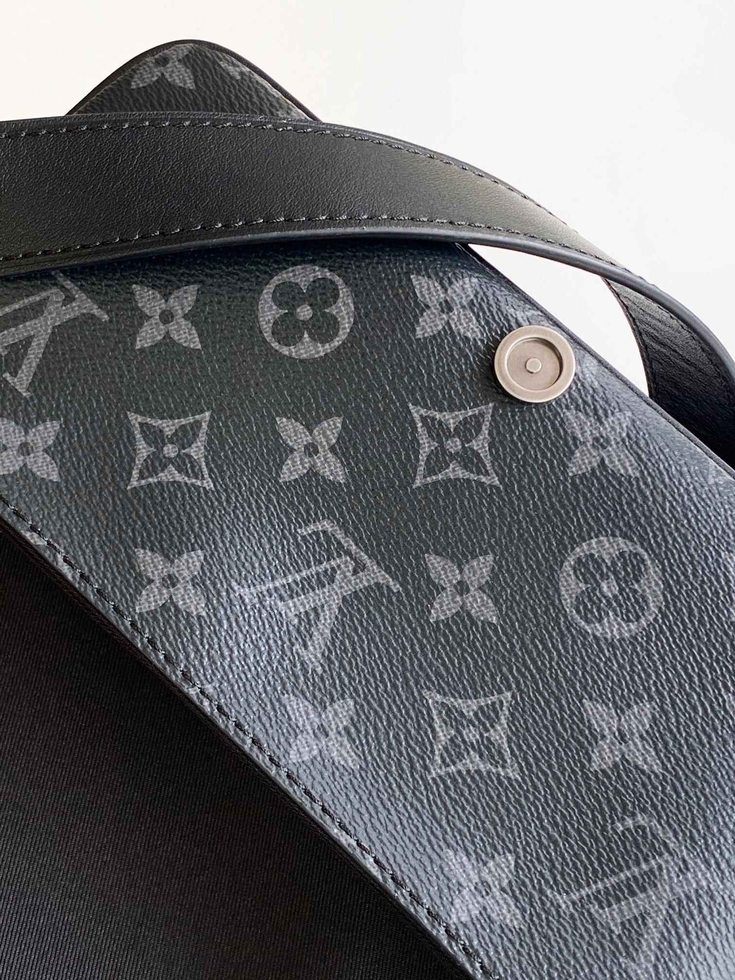 1:1 Replica LV crossbody bag