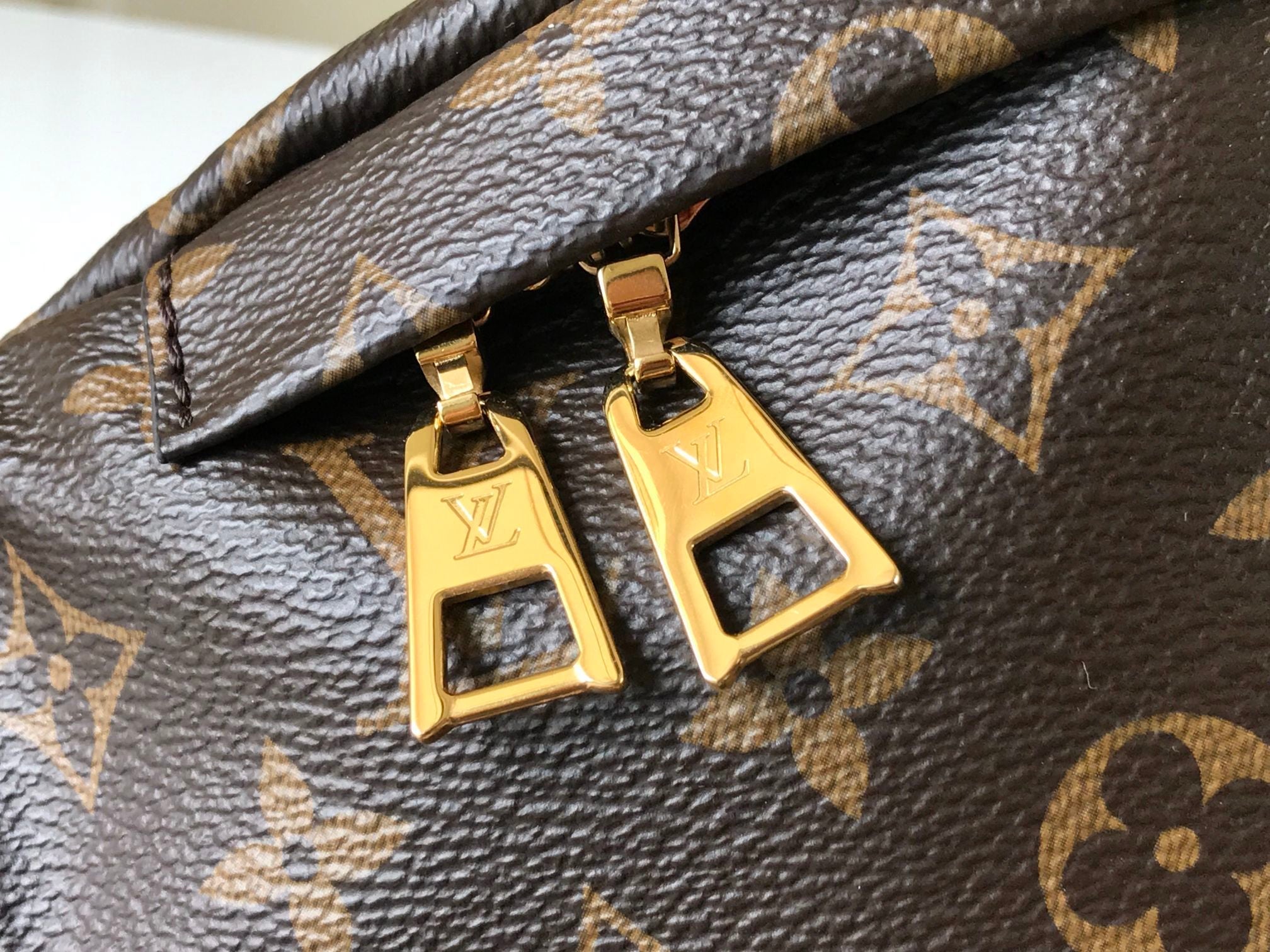 1:1 Replica LV chest bag