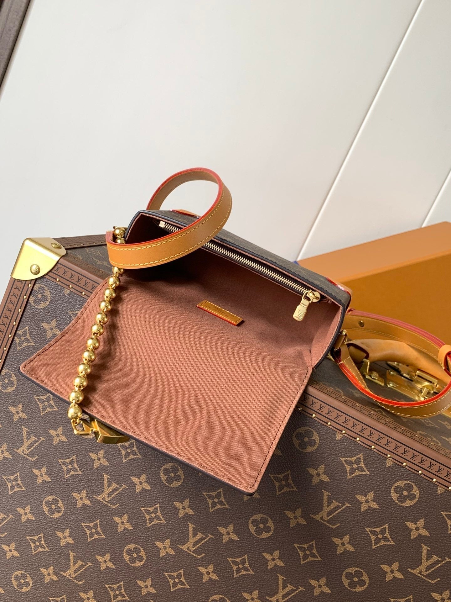 1:1 Replica LV flip-top box bag