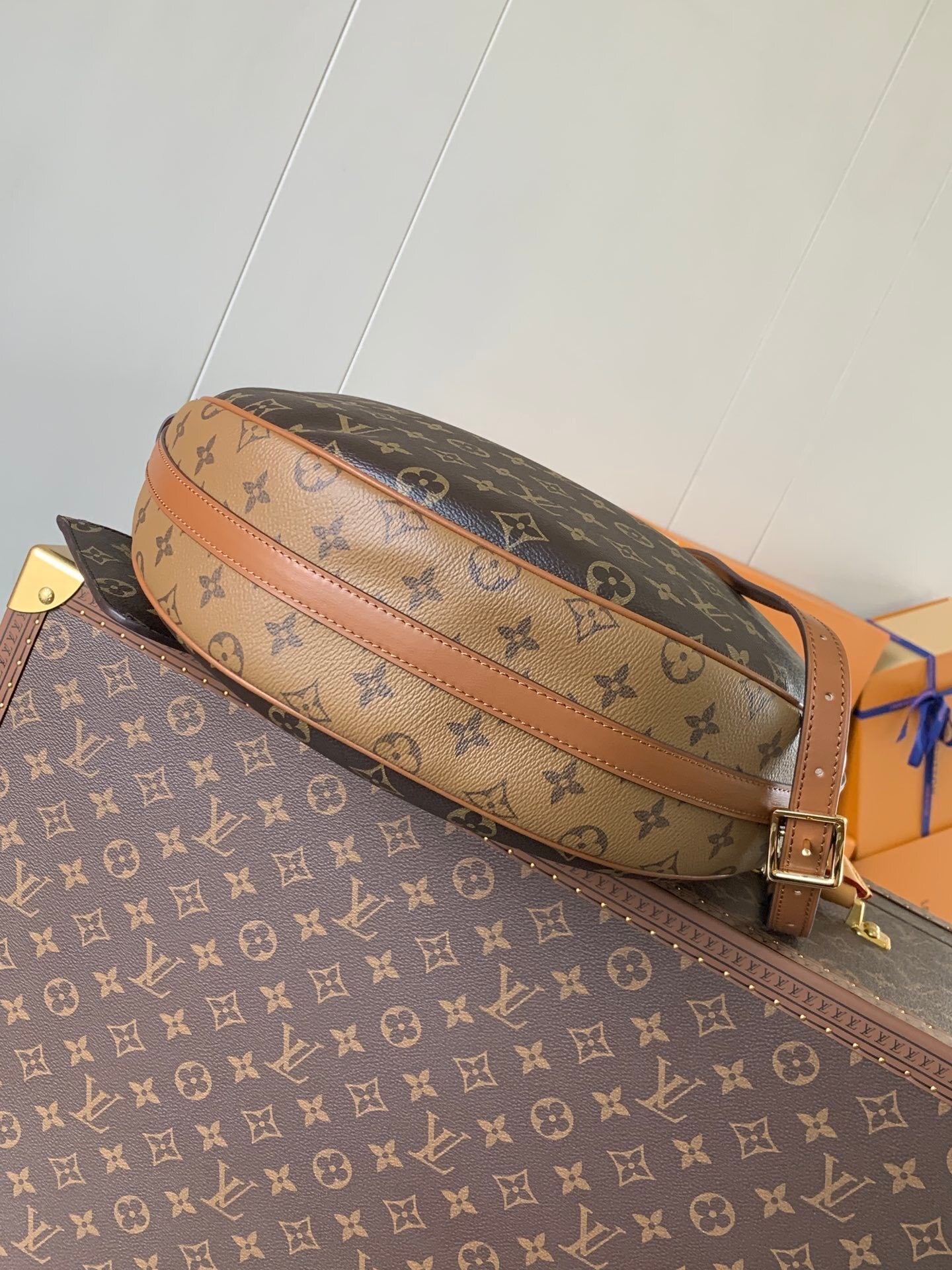 1:1 Replica LV underarm bag