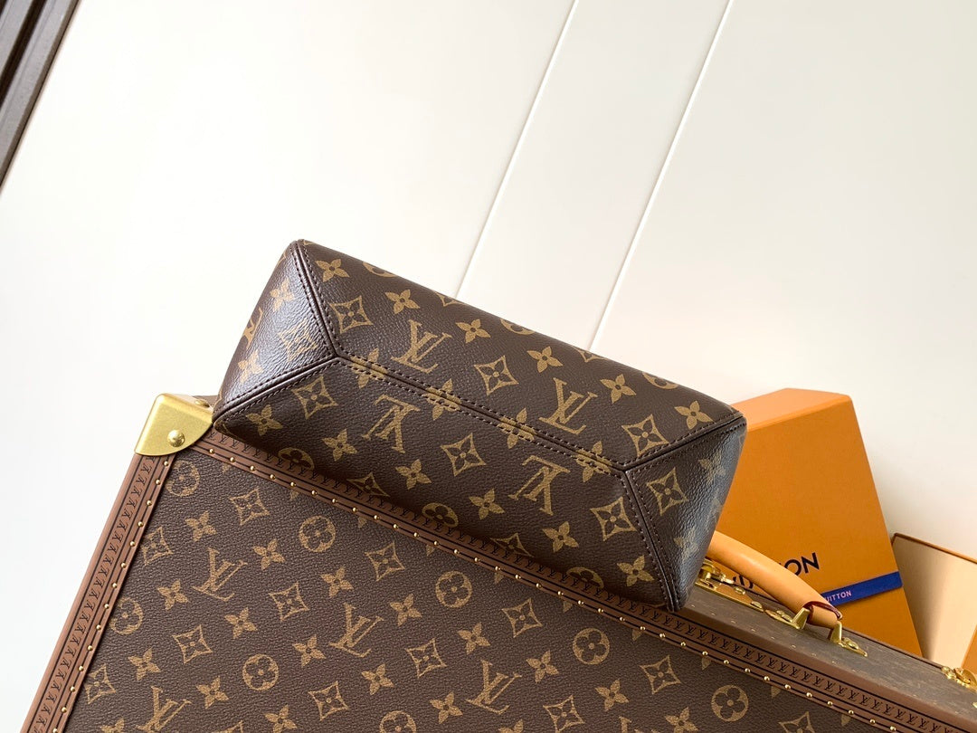 1:1 Replica LV armpit bag