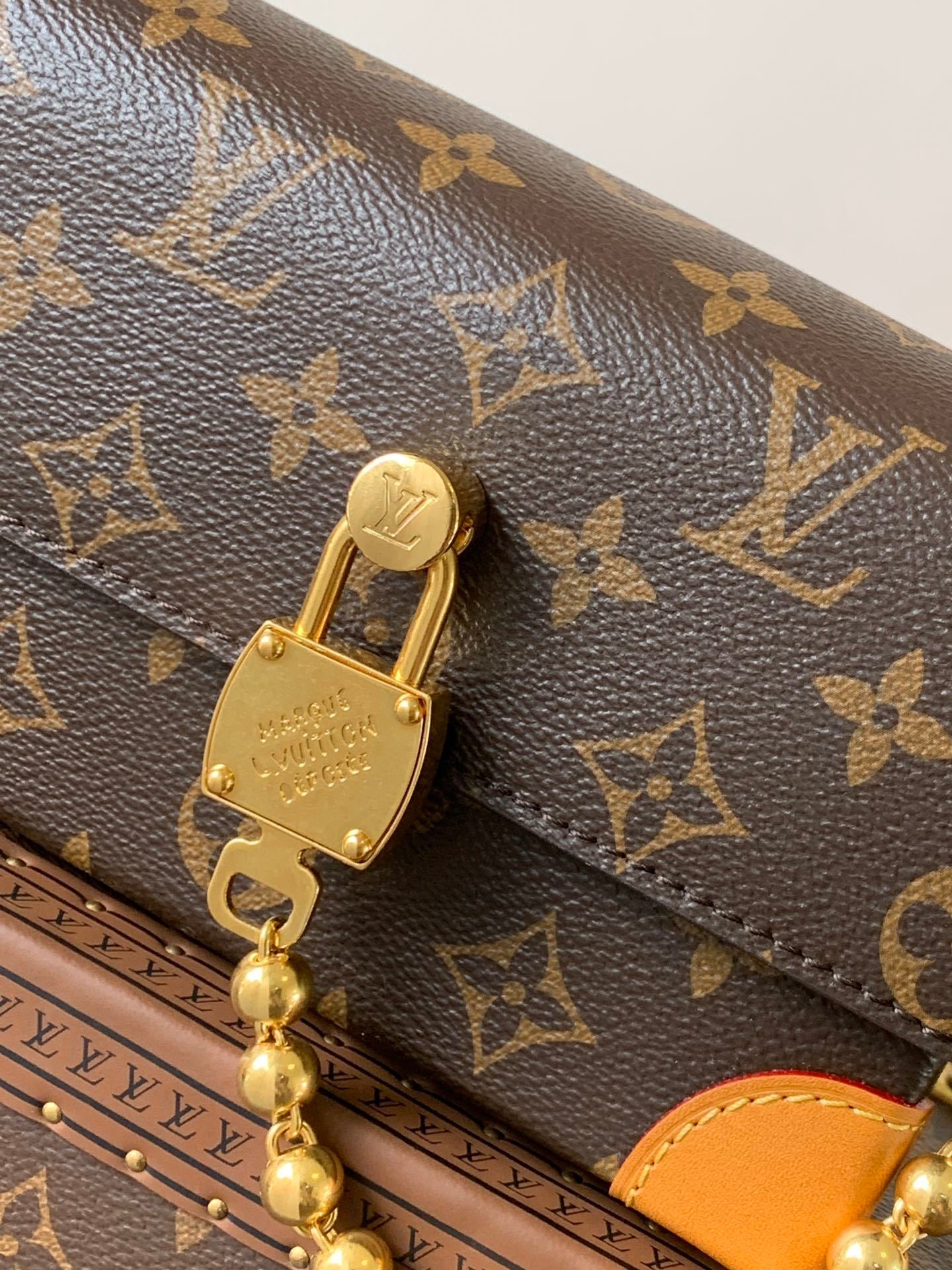 1:1 Replica LV flip-top box bag