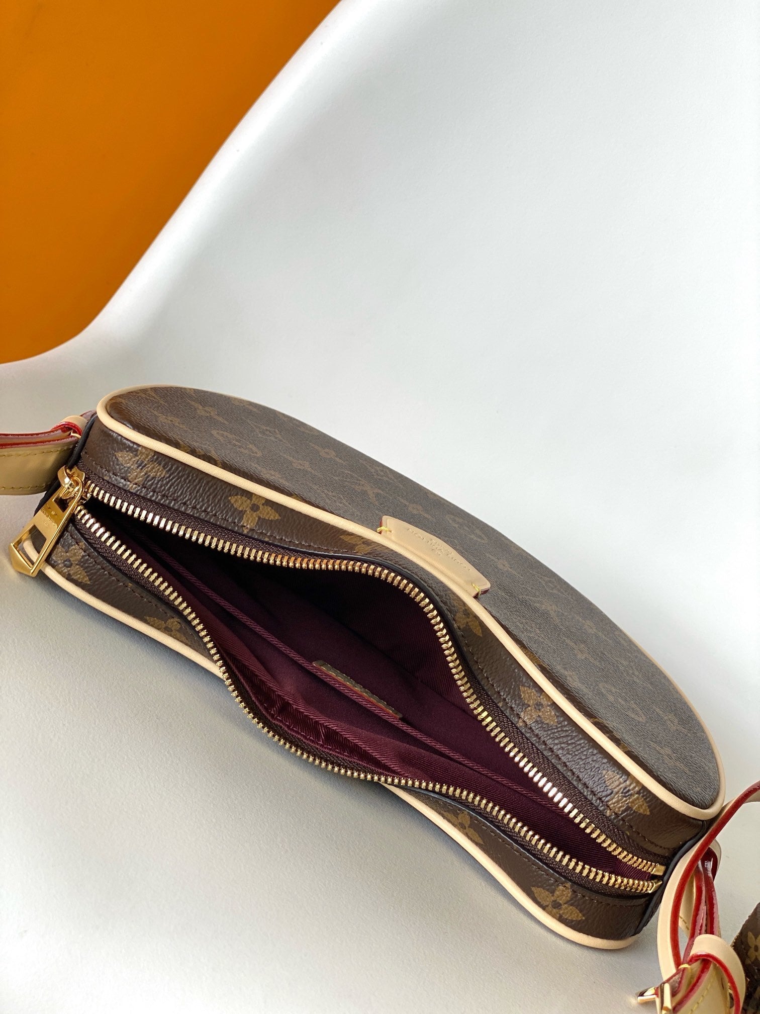 1:1 Replica LV armpit bag