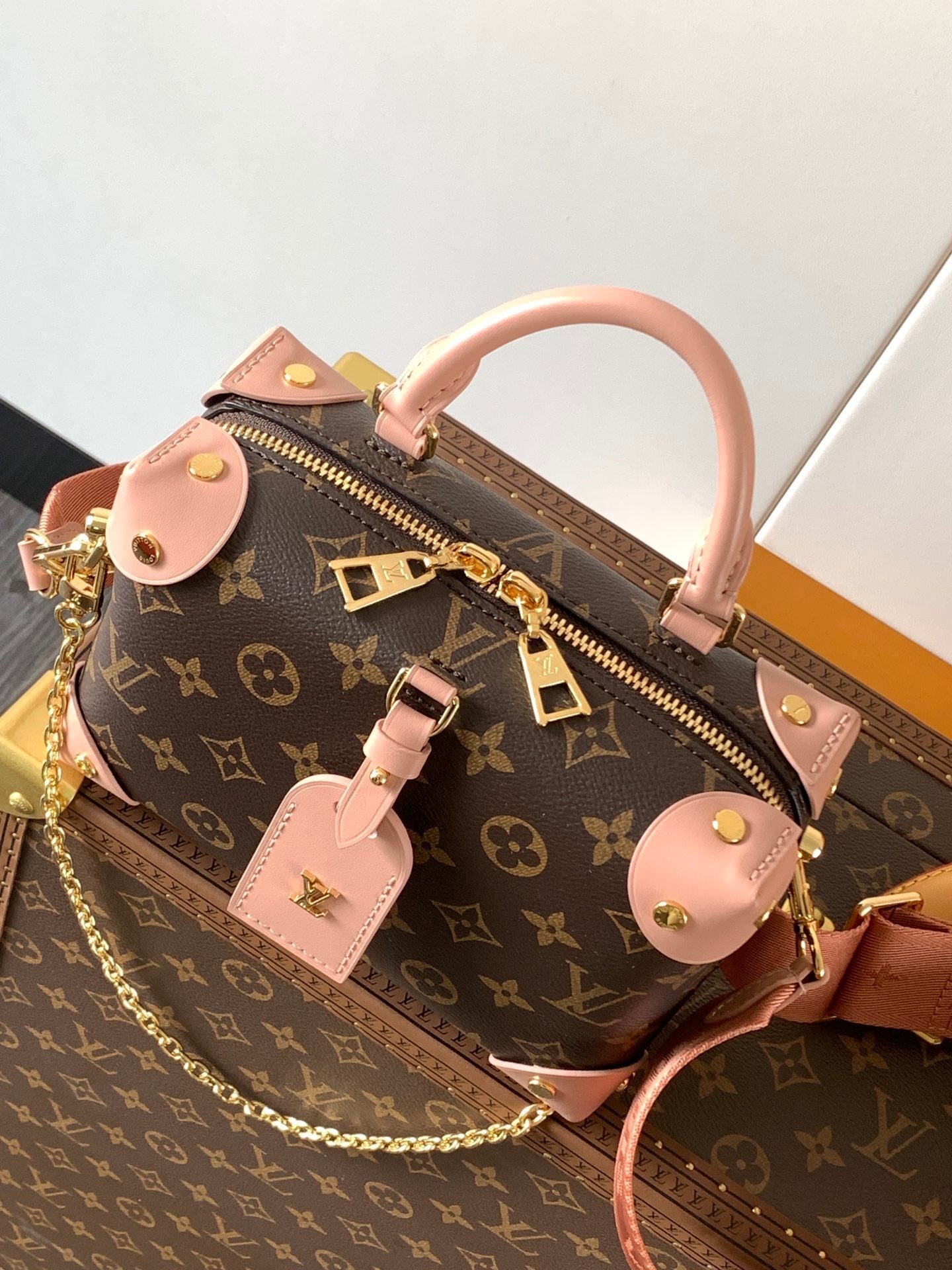 1:1 Replica LV chain crossbody bag