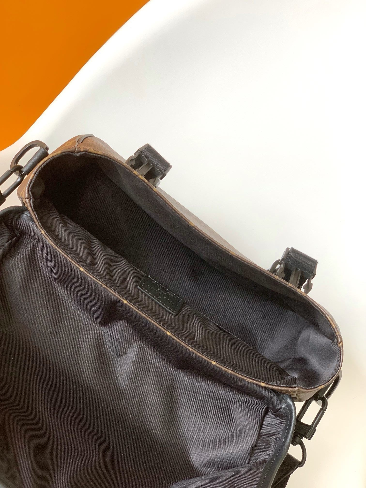 1:1 Replica LV crossbody bag