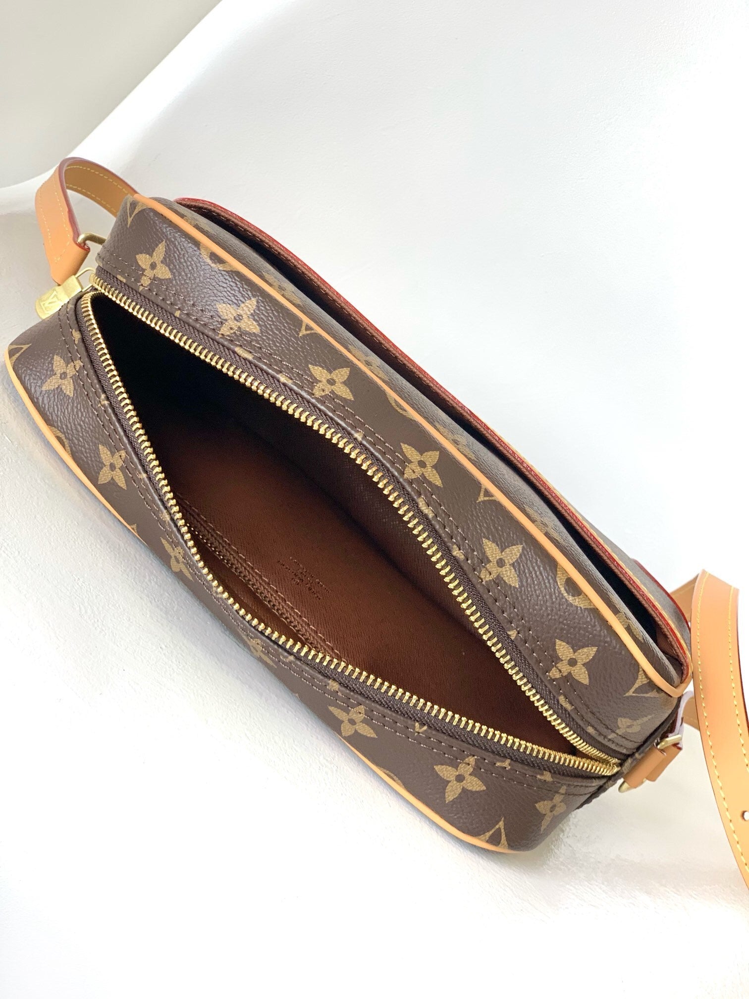 1:1 Replica LV crossbody bag
