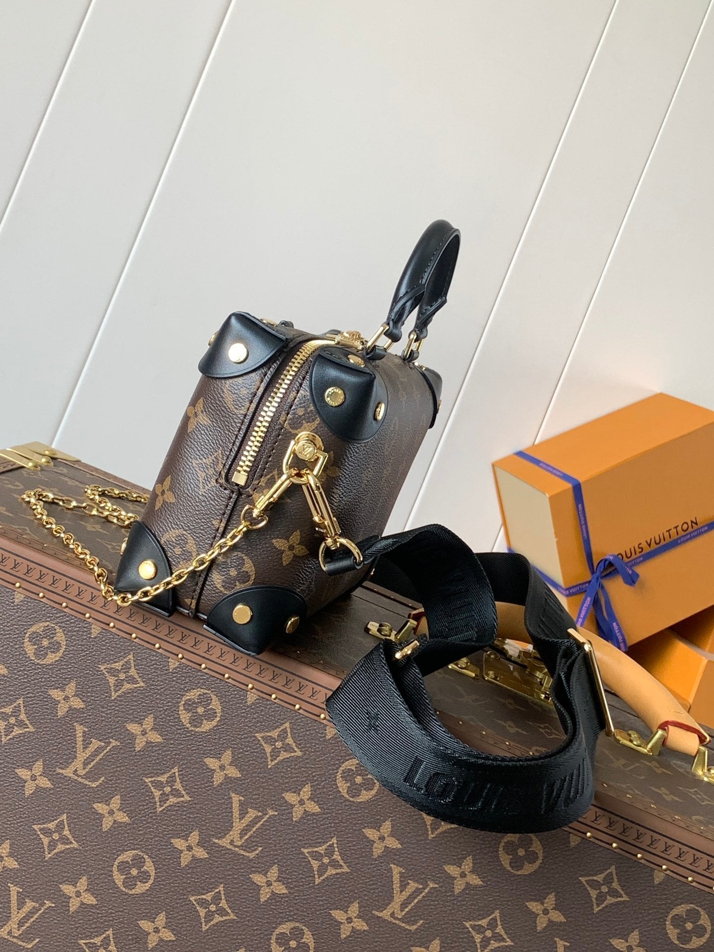 1:1 Replica LV chain crossbody bag