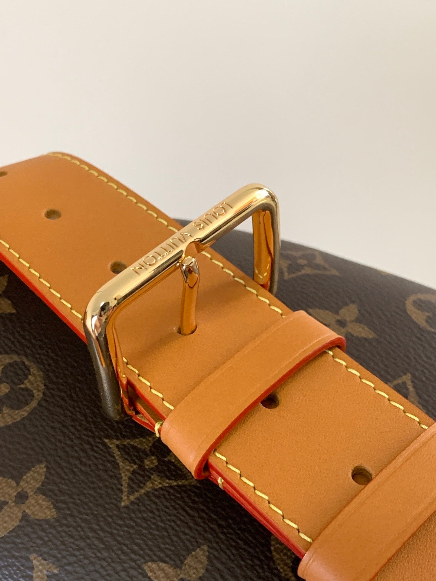 1:1 Replica LV chest bag