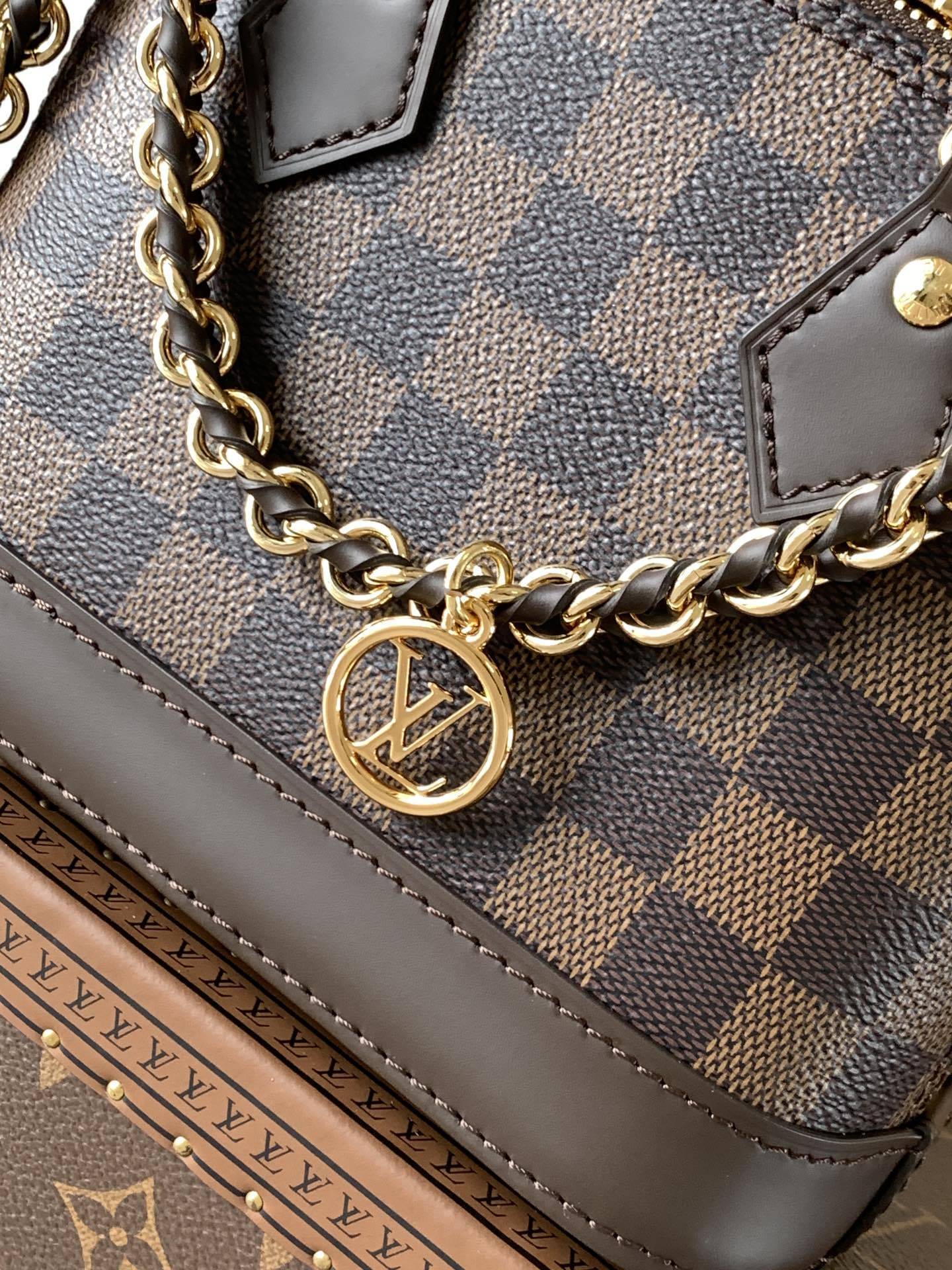 1:1 Replica LV Shell Bag