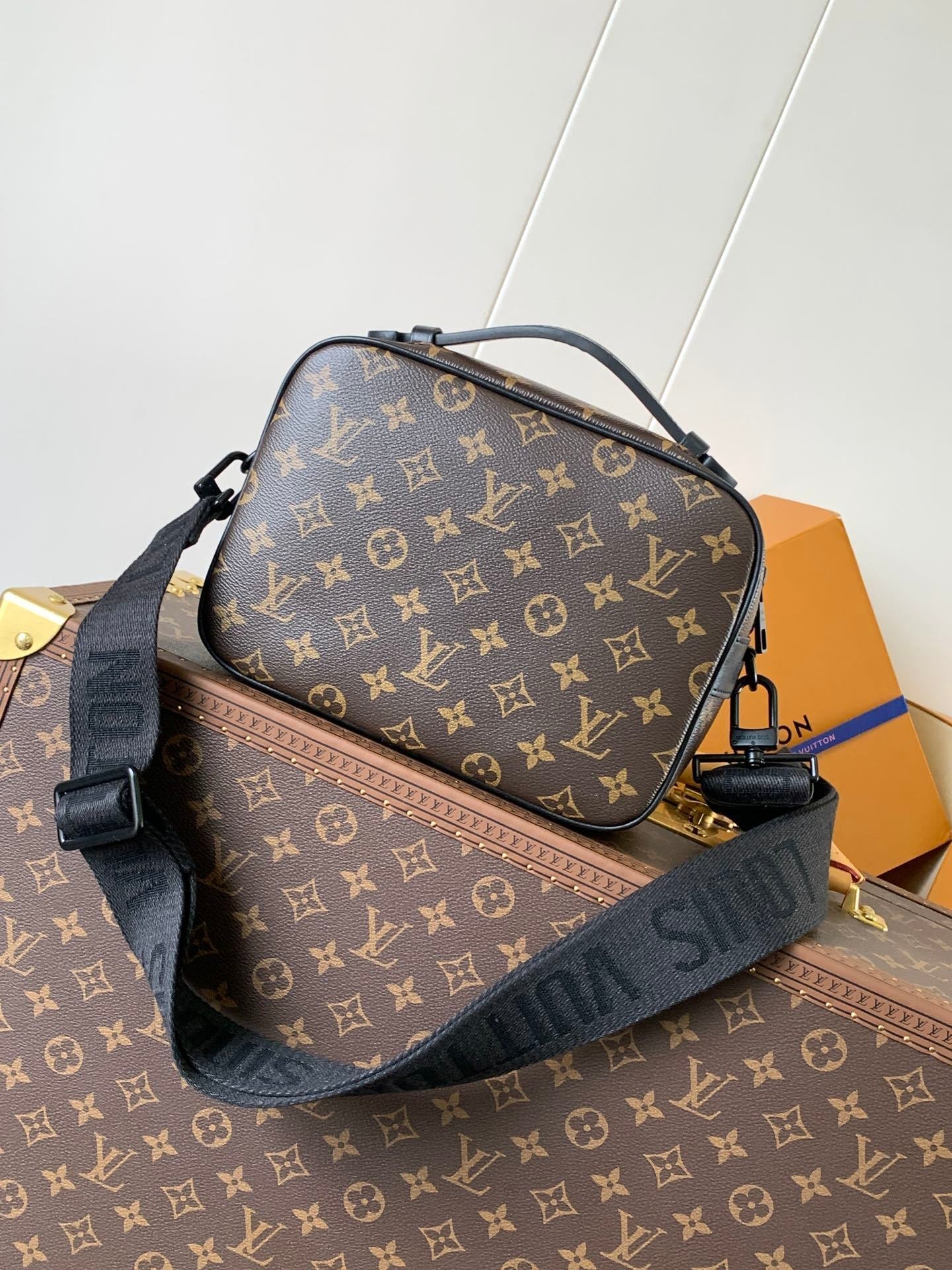 1:1 Replica LV crossbody bag