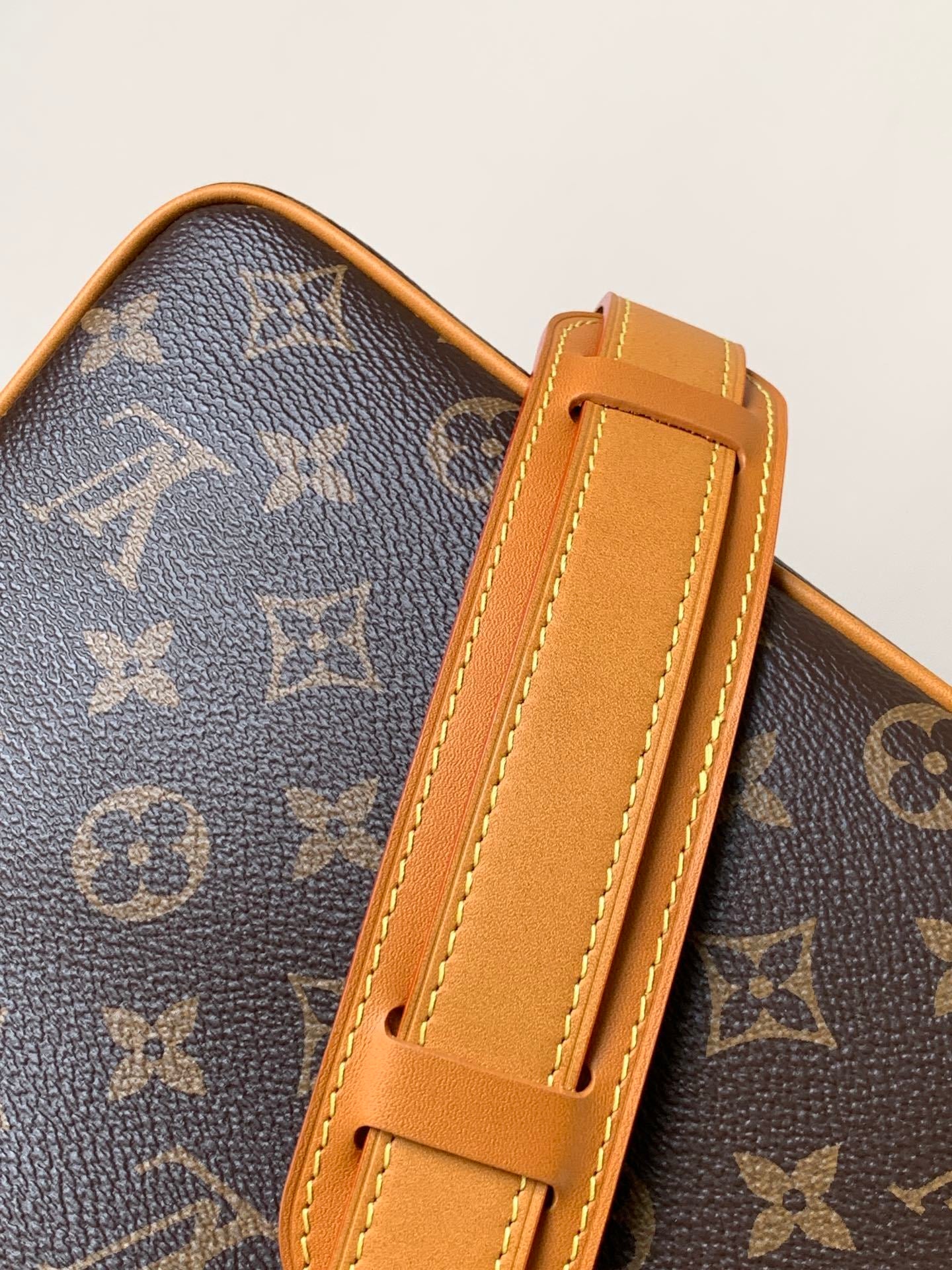 1:1 Replica LV crossbody handbag