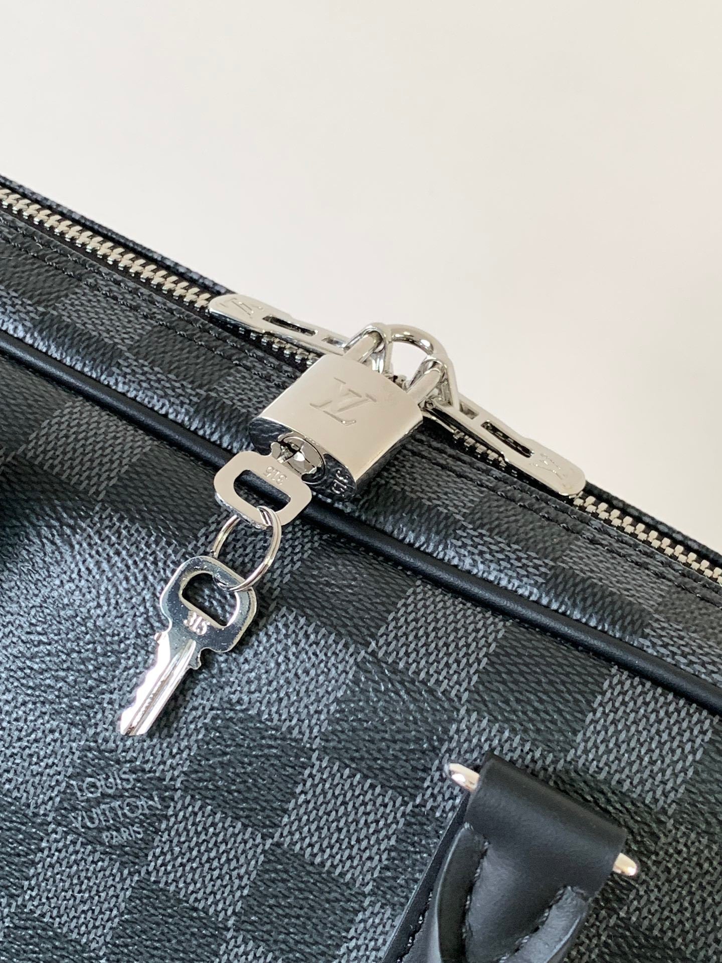 1:1 Replica LV handbag