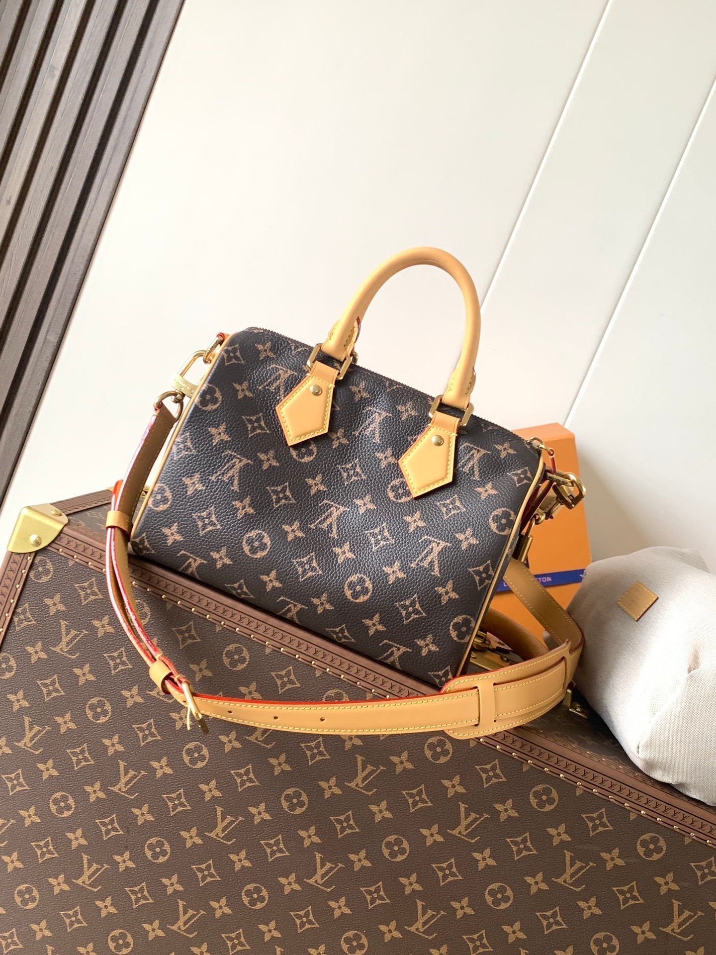 1:1 Replica LV pillow bag